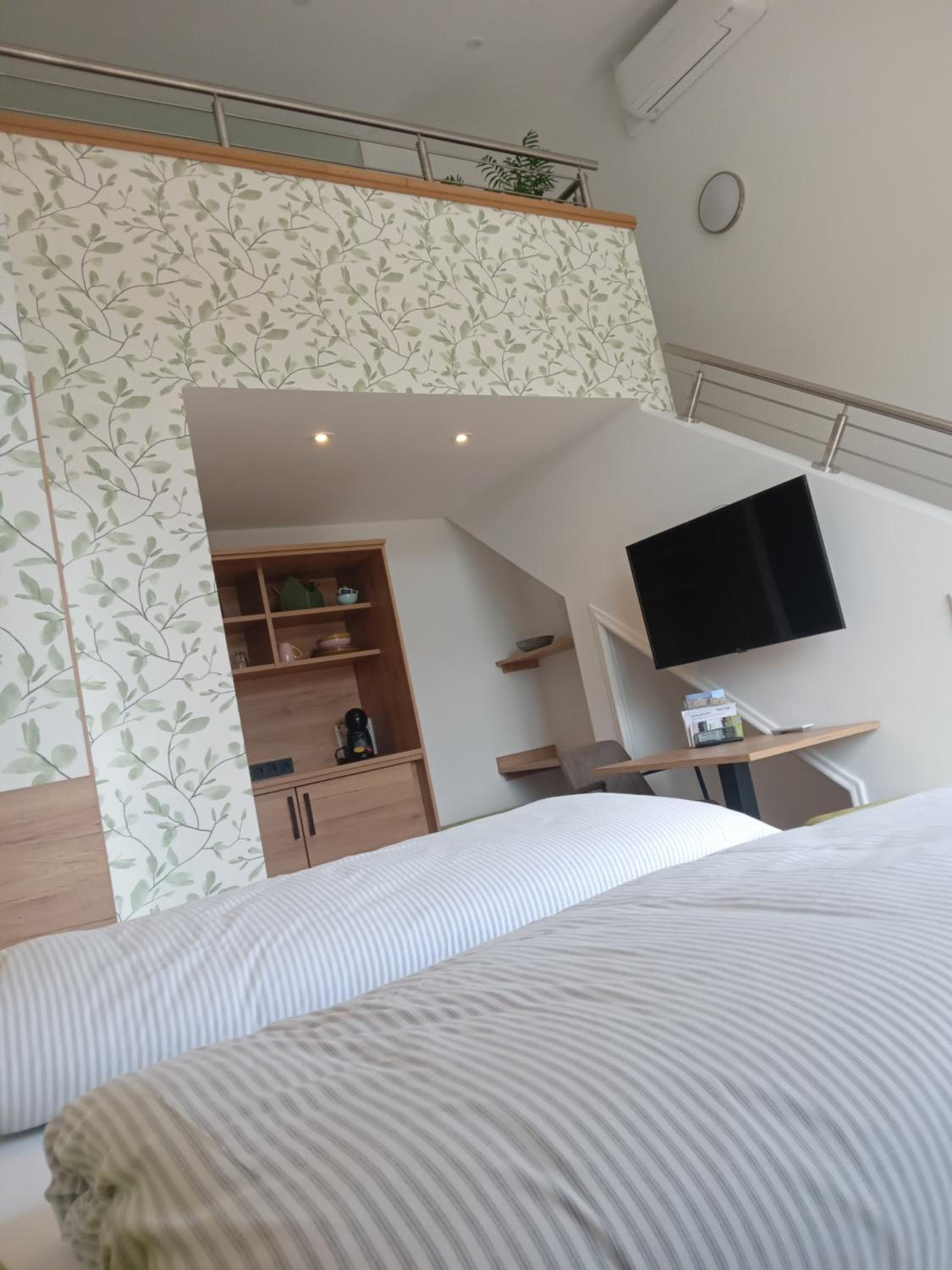 Apartment - Split Level - Photo 2