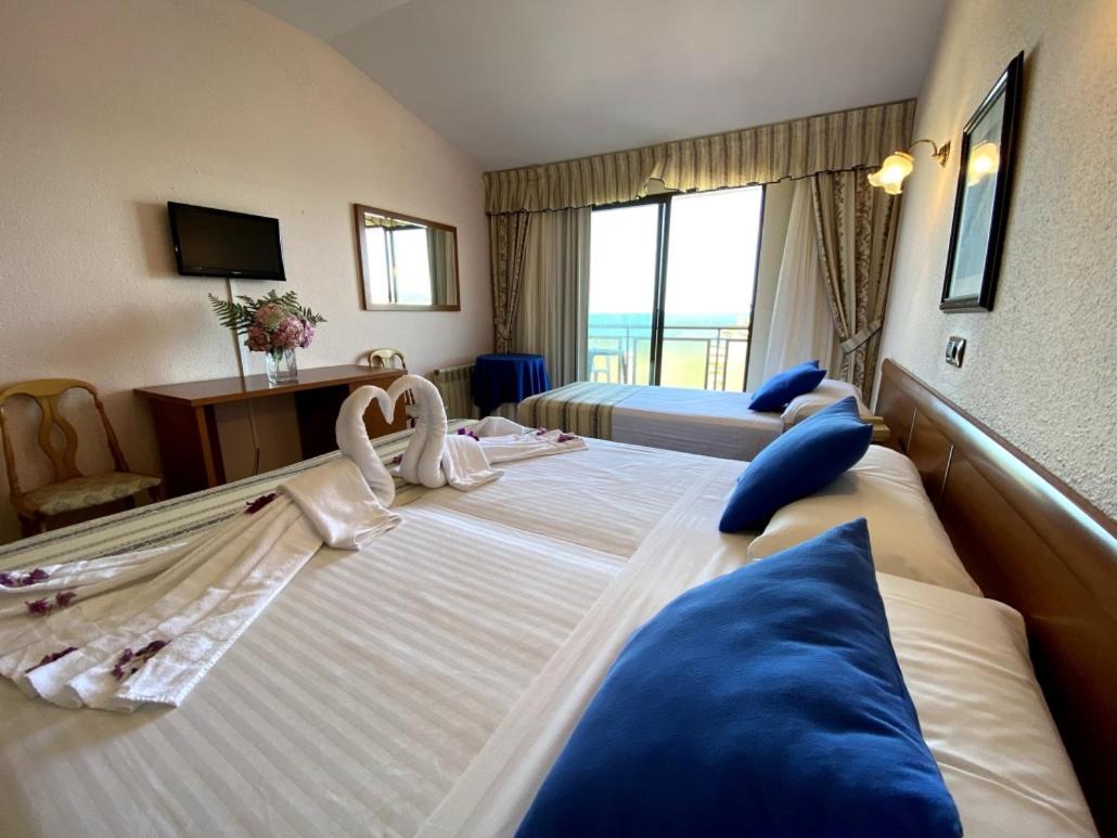 Habitación Triple con Vista al Mar
