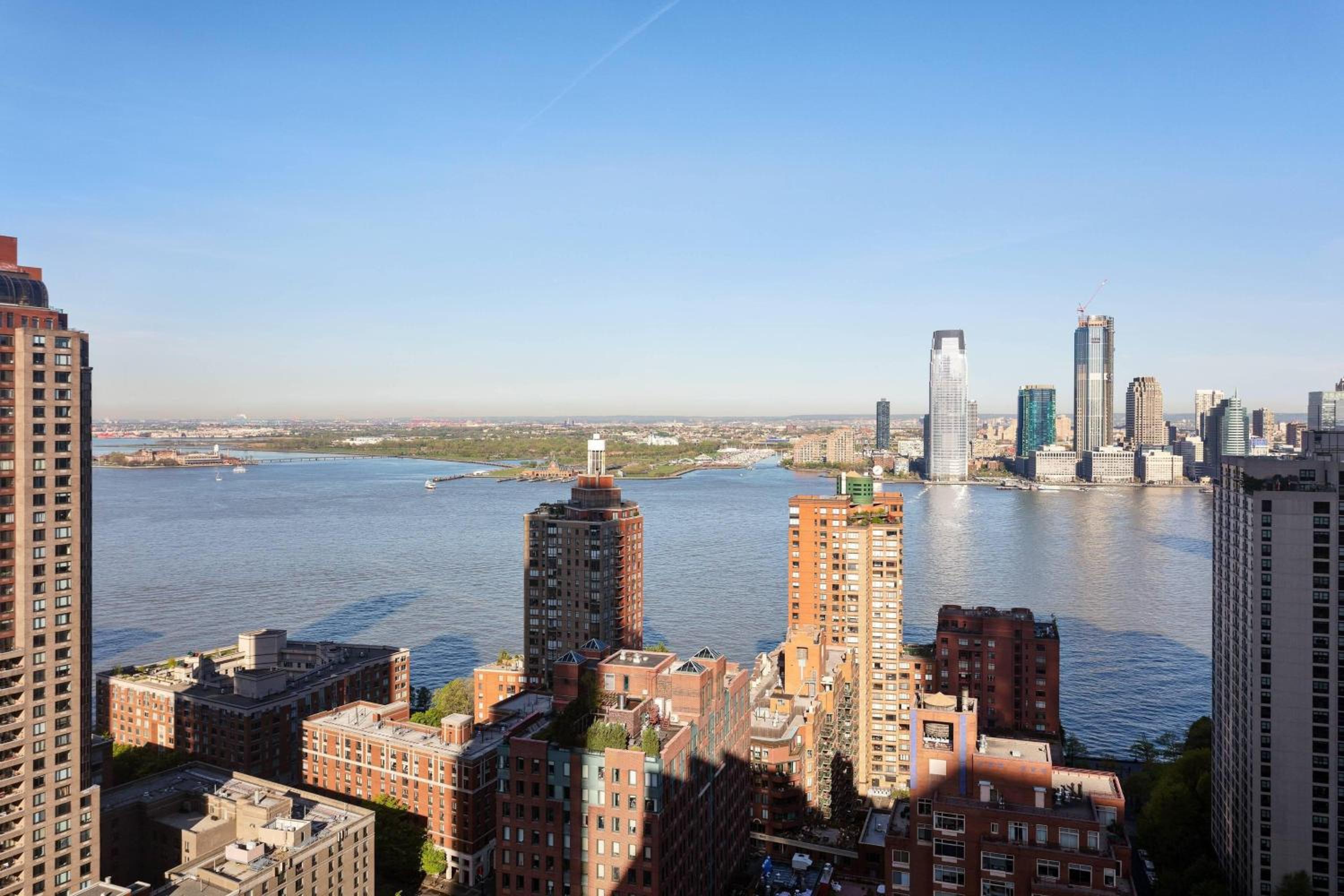 Deluxe King Room with Hudson River View - Hearing Accessible