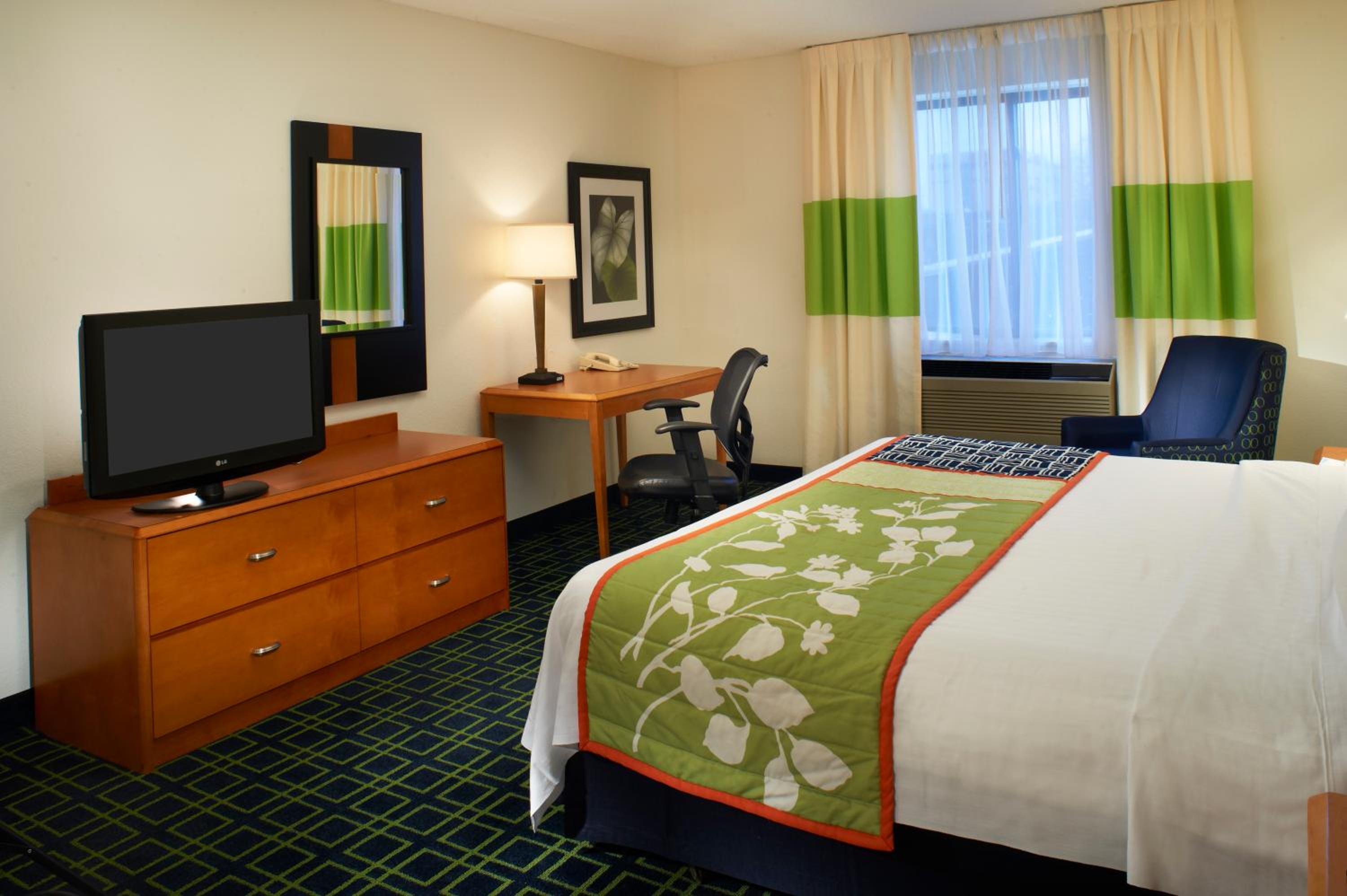 Executive Suite, 1 King, Sofa bed - Photo 1