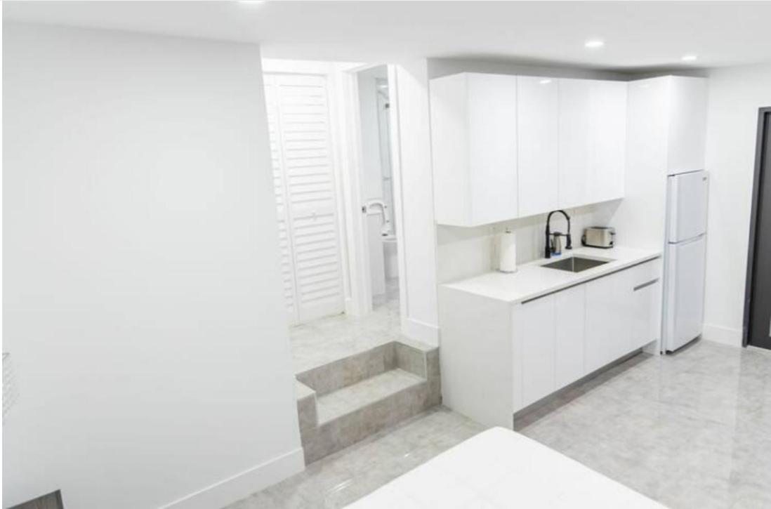 Six-Bedroom House photo 2