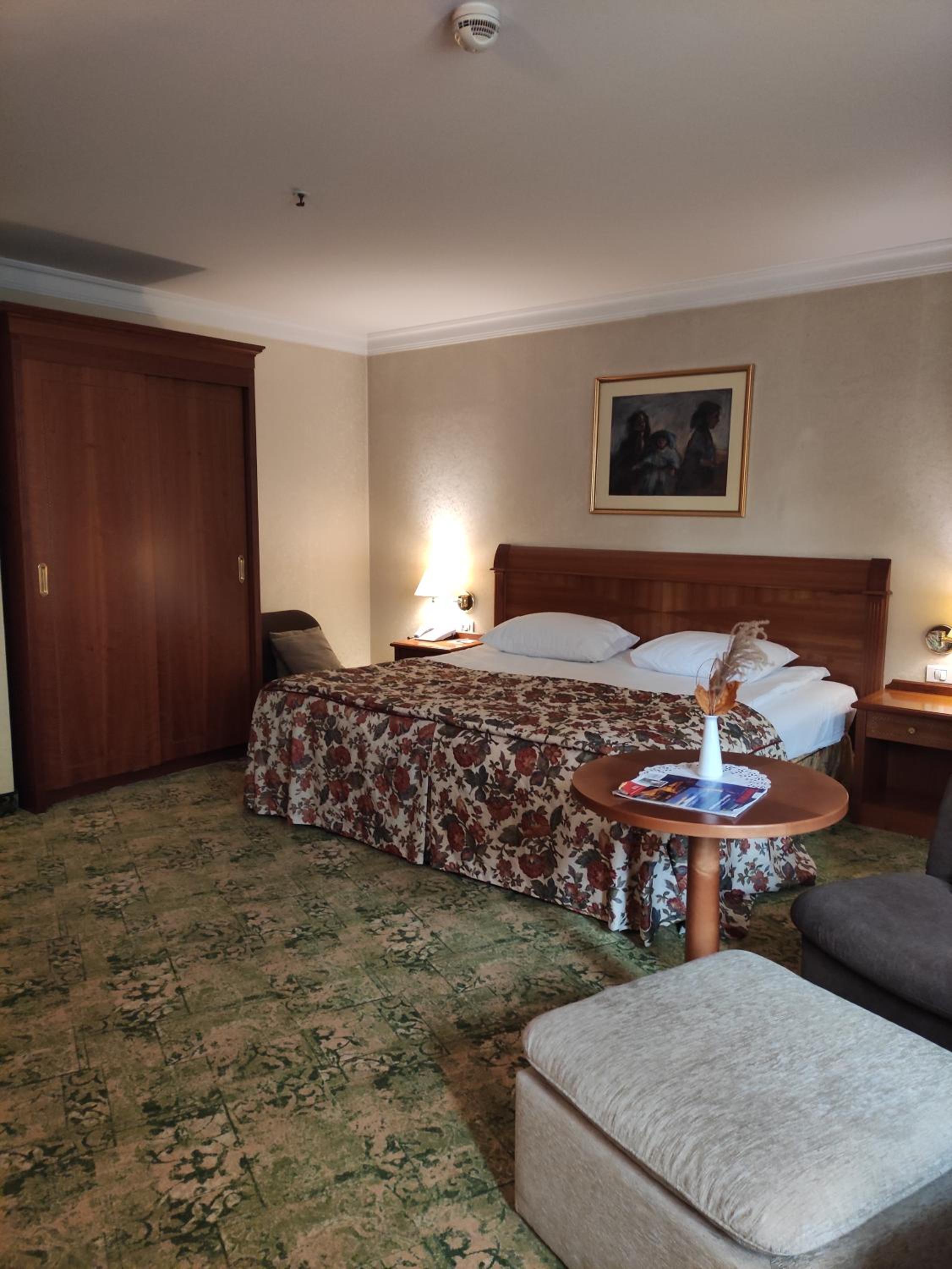 King Room with Balcony - Photo 5