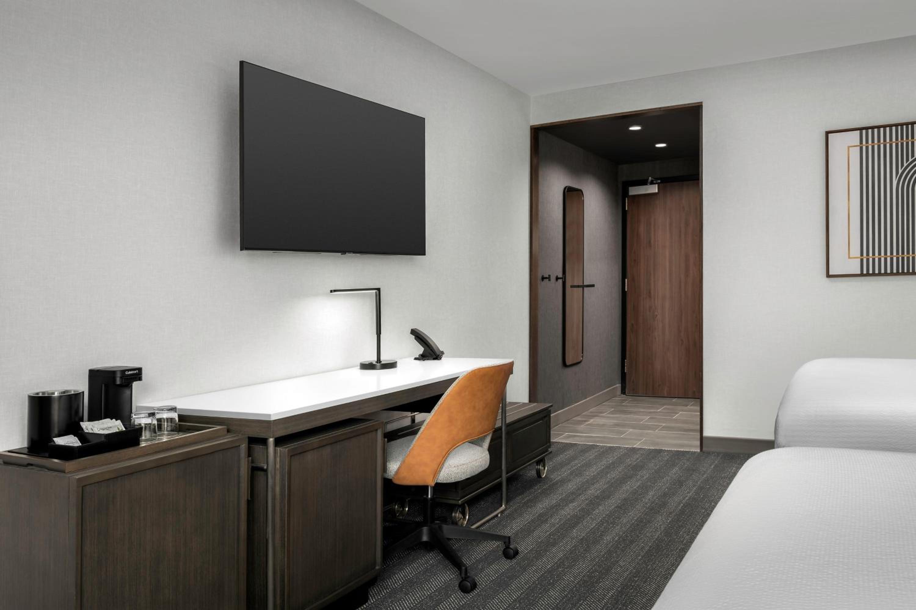 Queen Room with Two Queen Beds - Photo 4