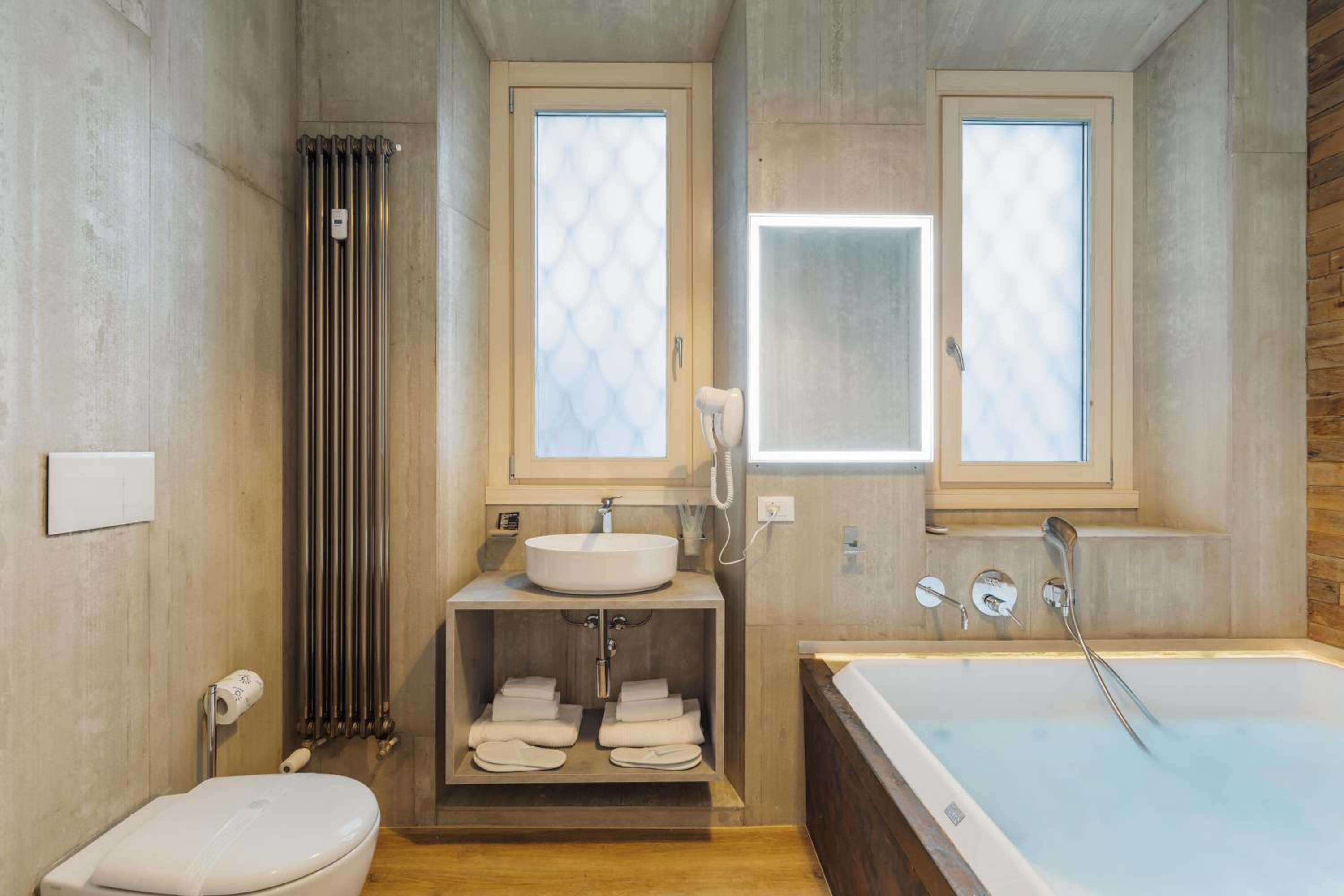 Deluxe Double Room with Bath photo 3