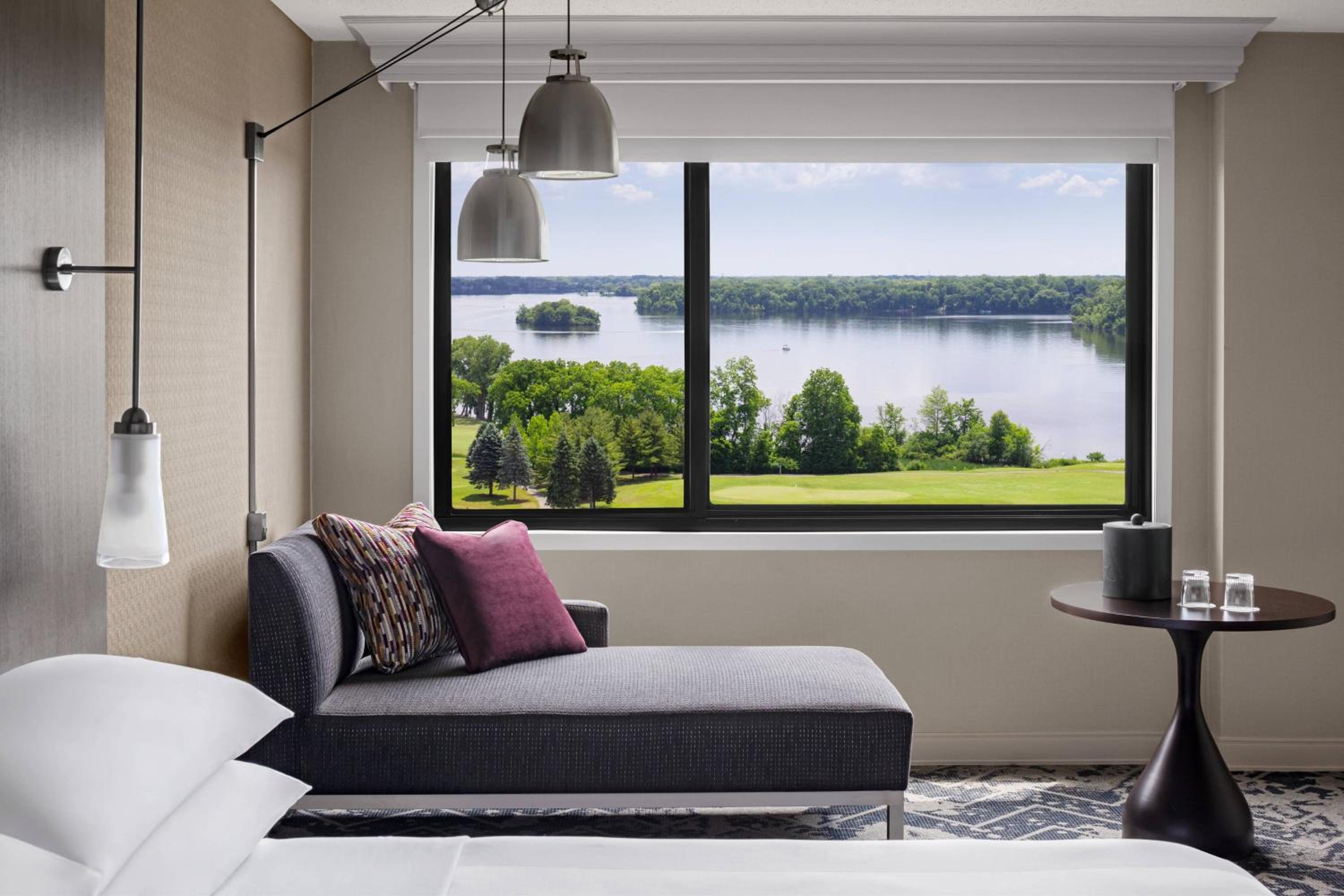 King Room with Lake View - Photo 2
