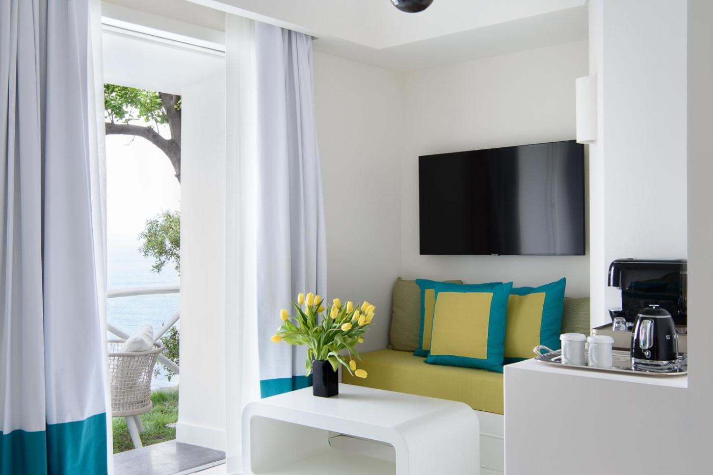 Deluxe Room with Sea View - Photo 6