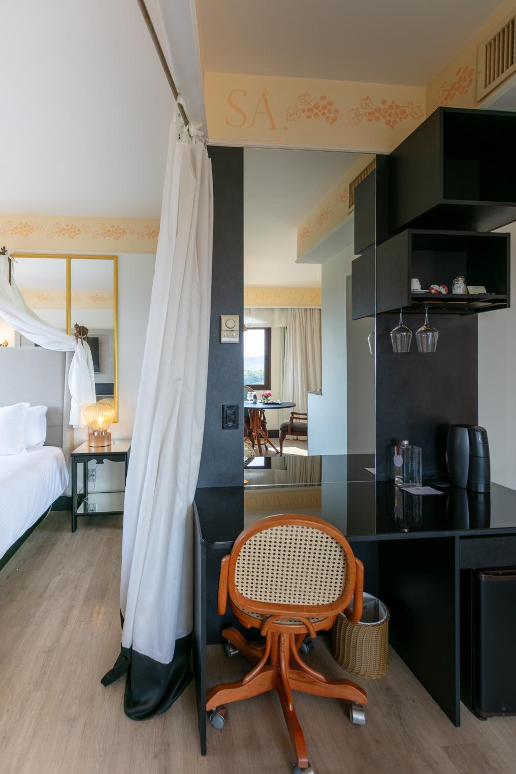 Suite Regia, 1 King, Fireplace with Vineyard View