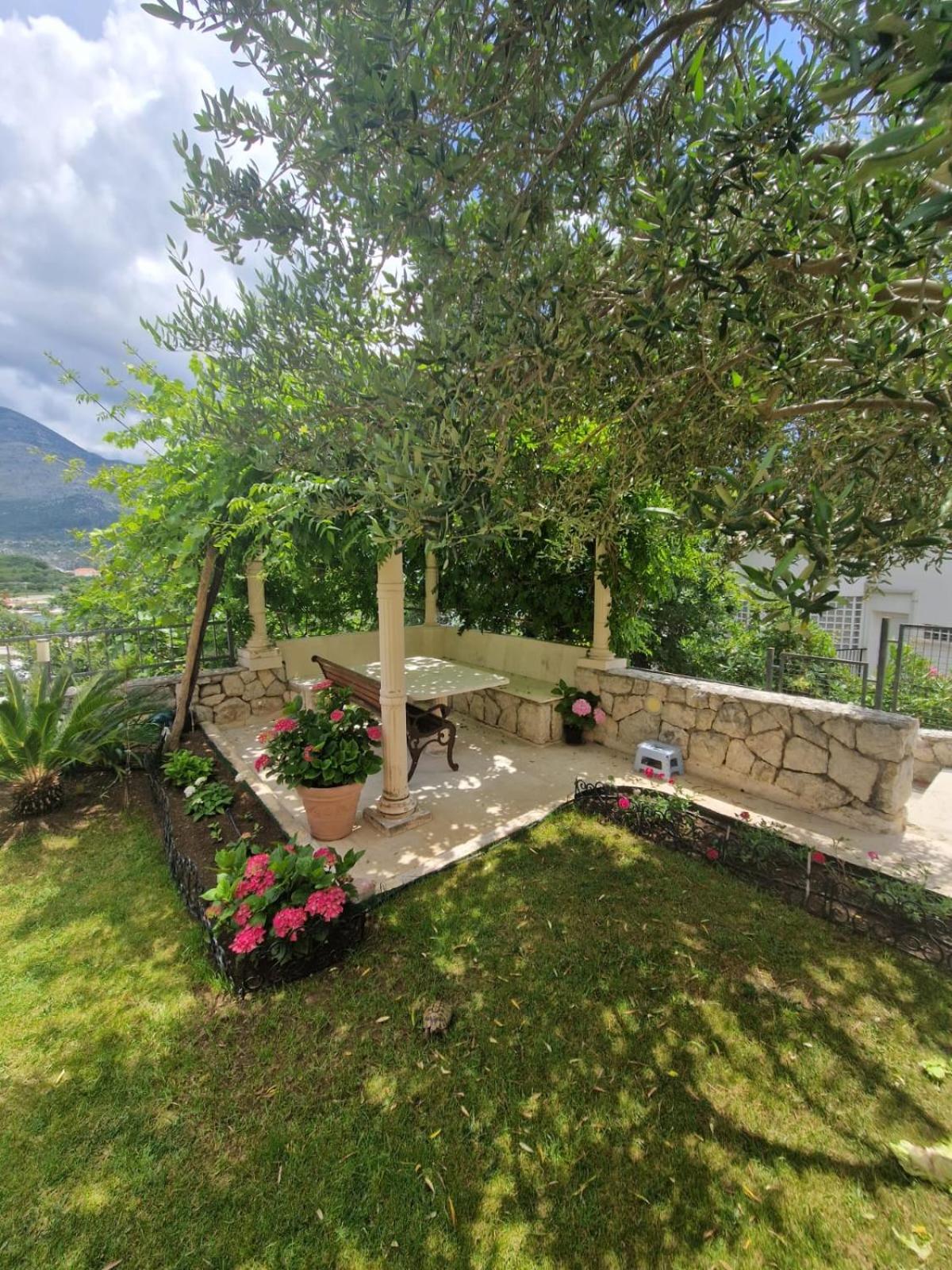 Villa photo 2