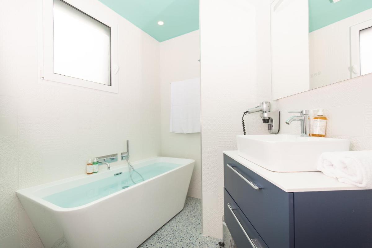 Deluxe Double Room with Sea View photo 3