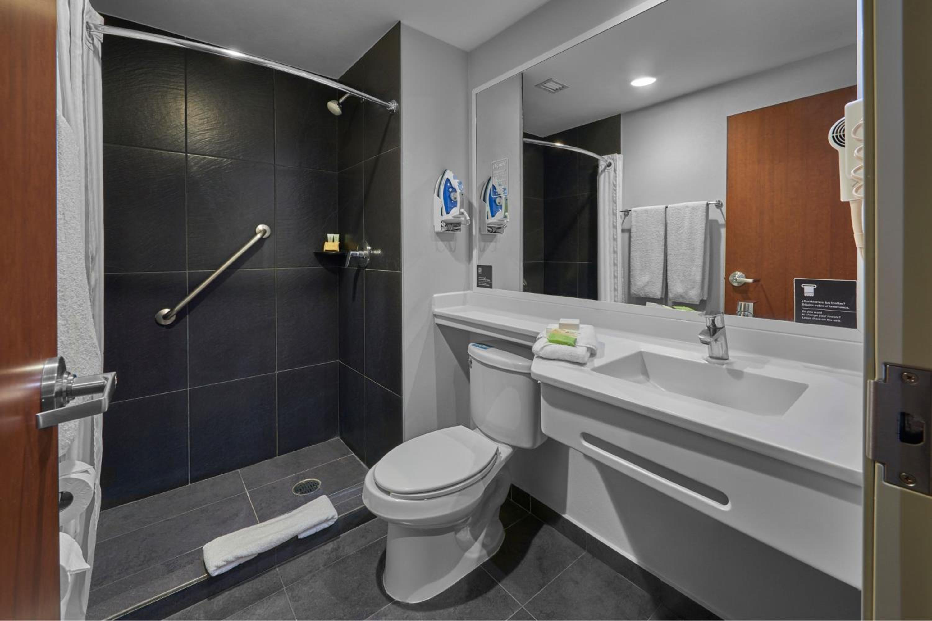 Queen Room - Photo 8