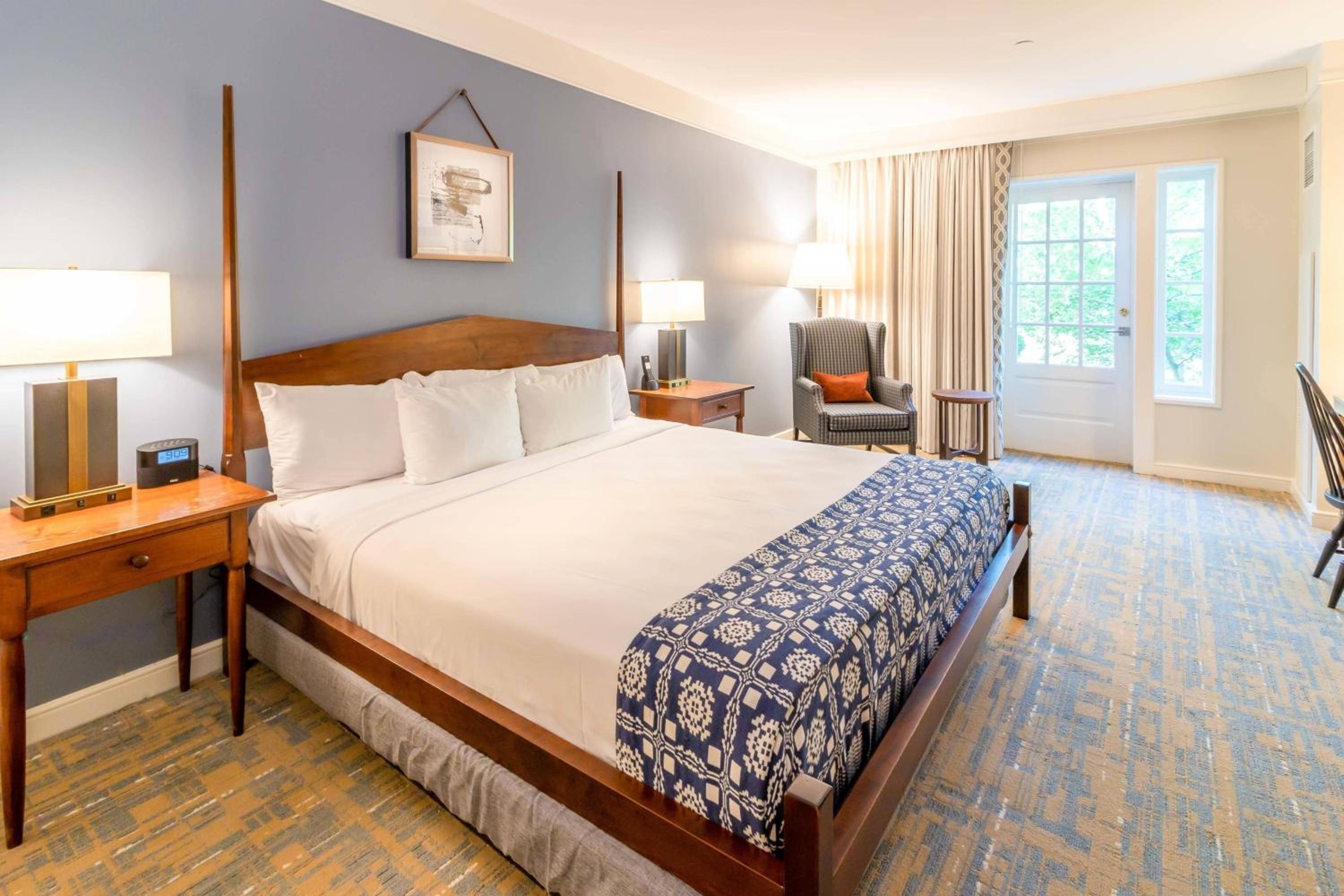 Deluxe King Room With Adapted Tub - Mobility Accessible