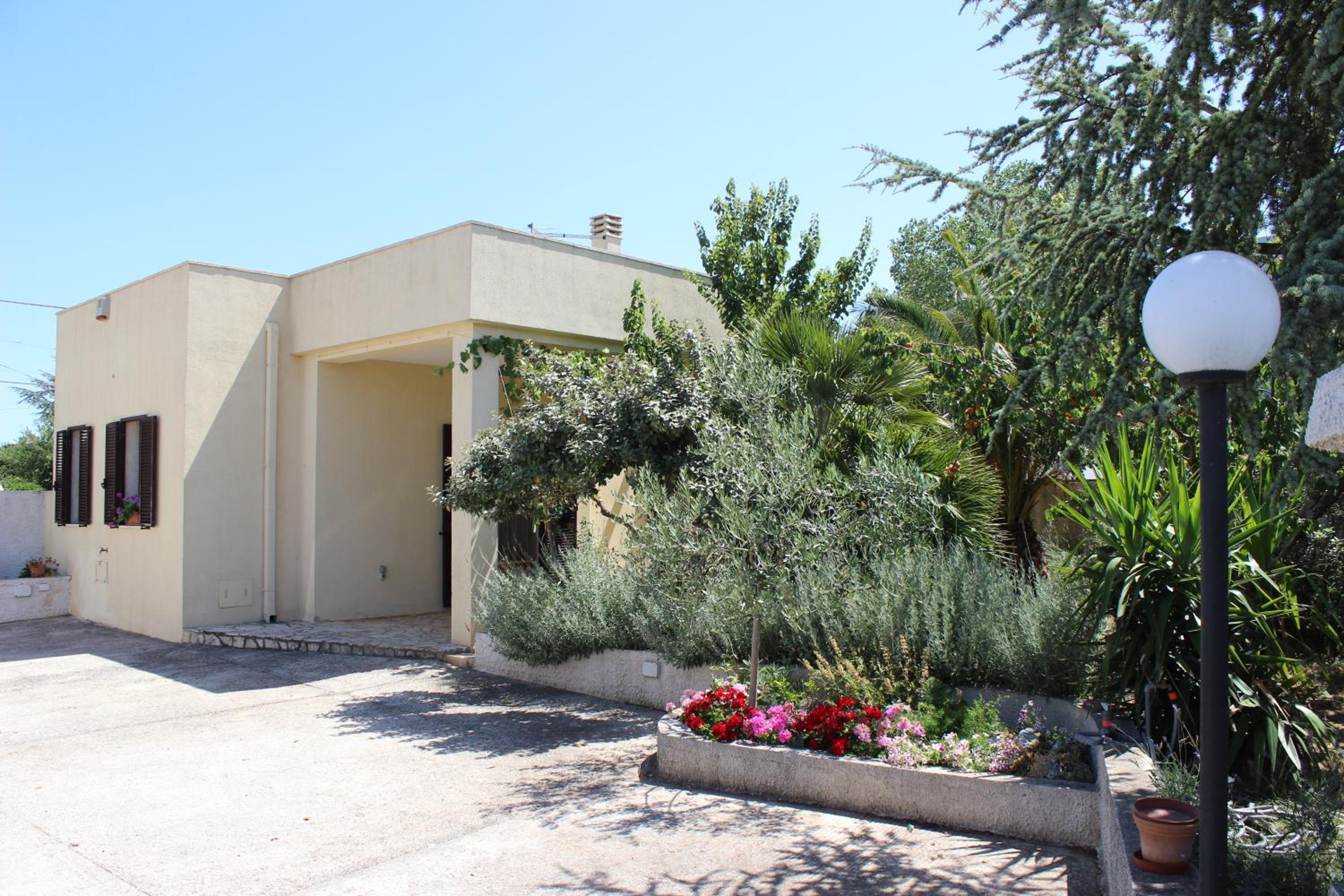 Two-Bedroom House - Photo 8