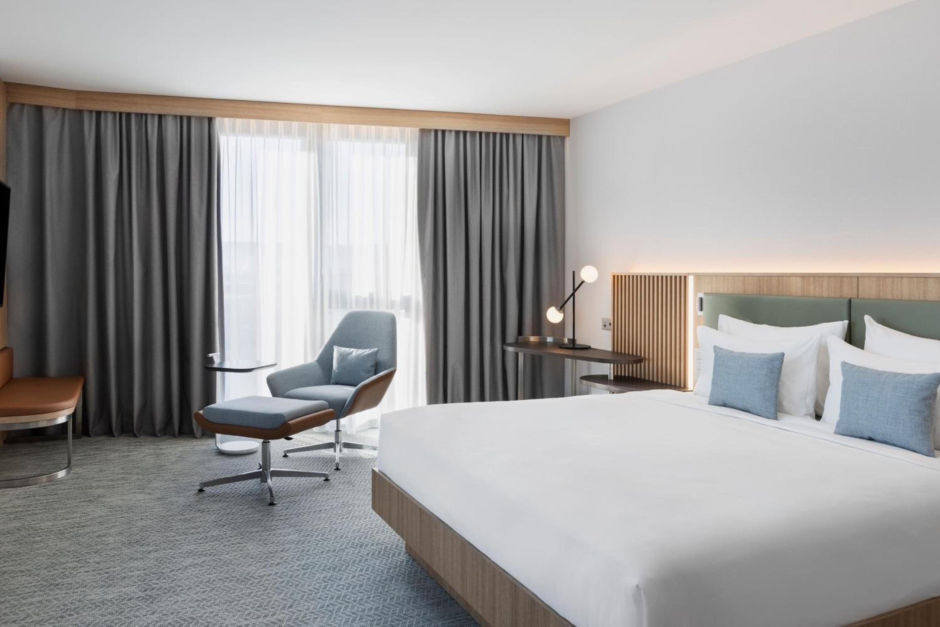 Deluxe Corner King Room with City View photo 2