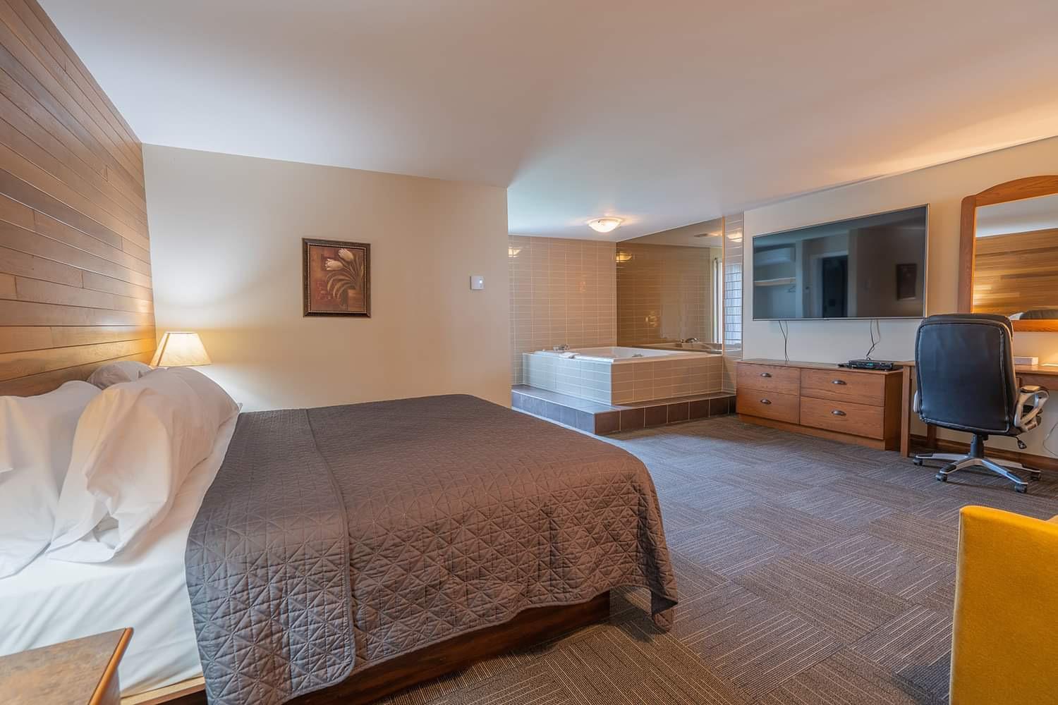 King Suite with Spa Bath photo 3