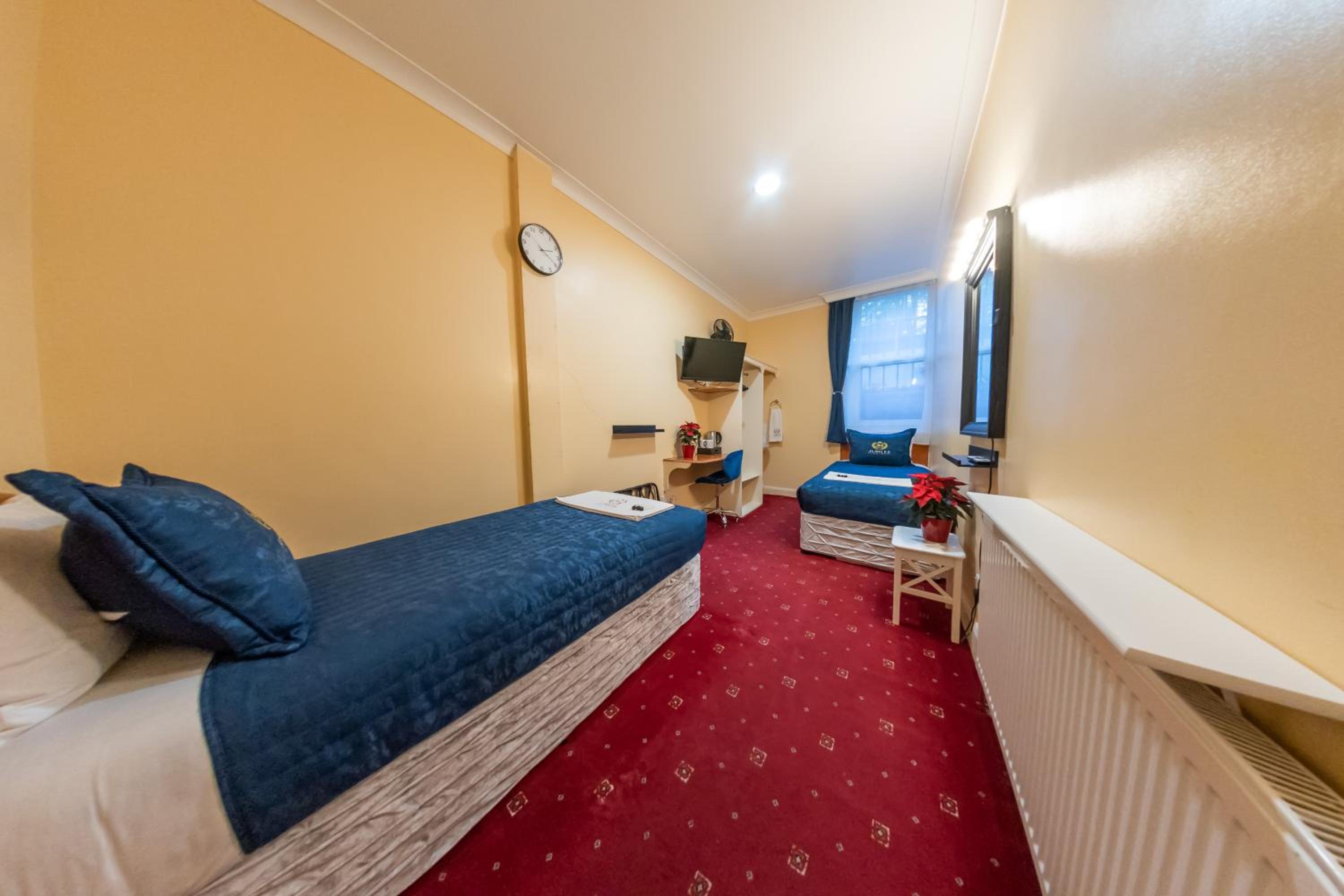 Standard Twin Room With Shared Bathroom photo 3