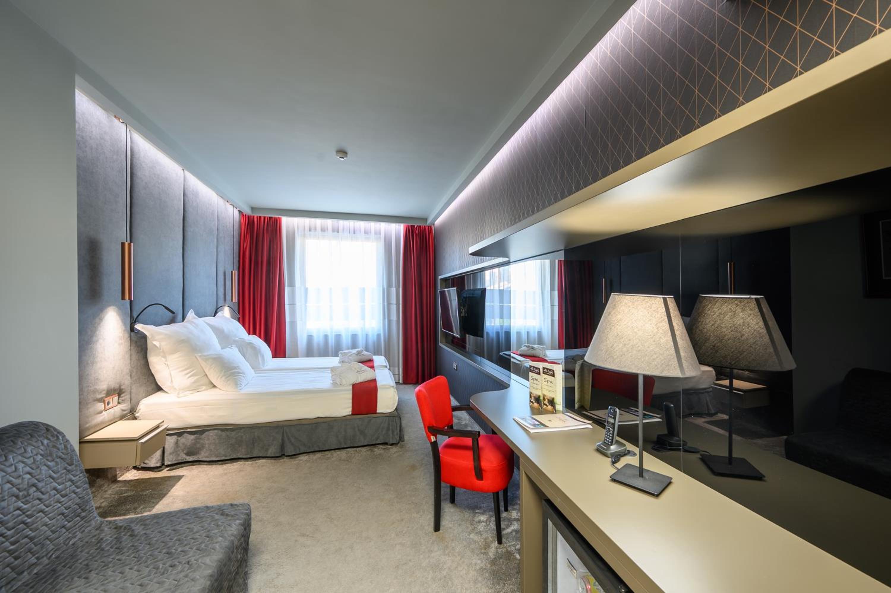 Deluxe Double Room (2 Adults + 1 Child)