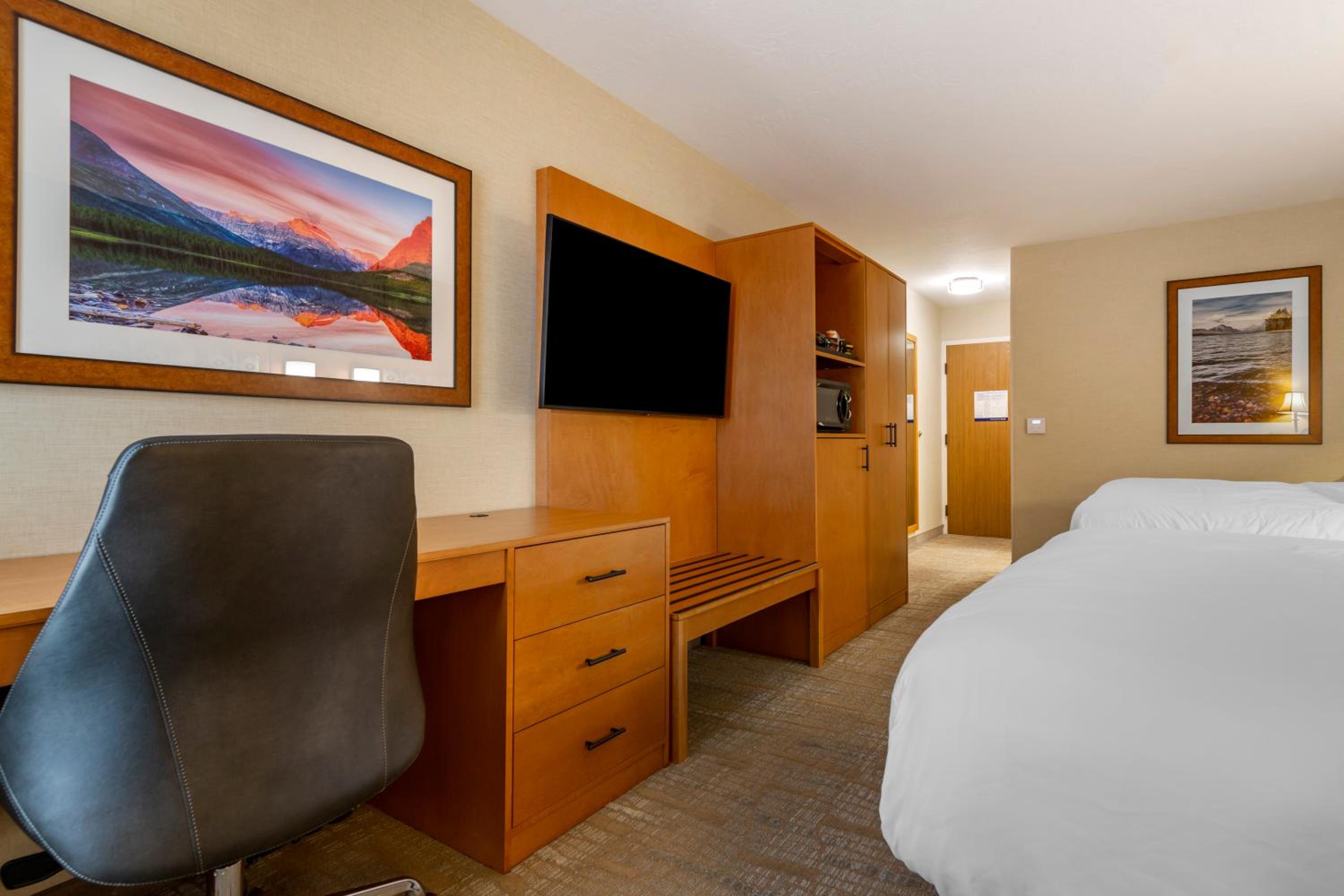 Standard Queen Room with Two Queen Beds - Non Smoking  - Photo 3