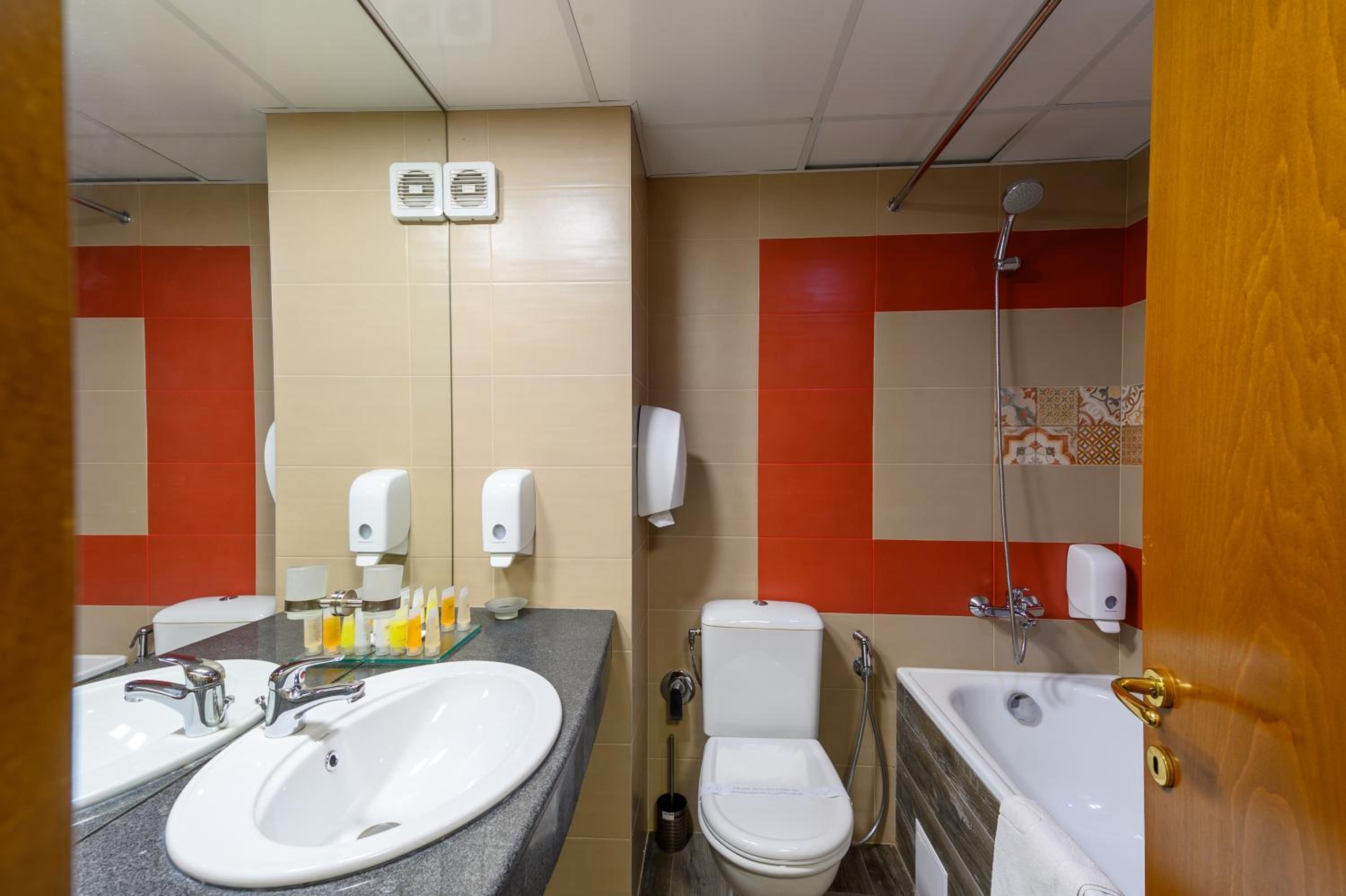 Deluxe Double Room (2 Adults + 1 Child) photo 3