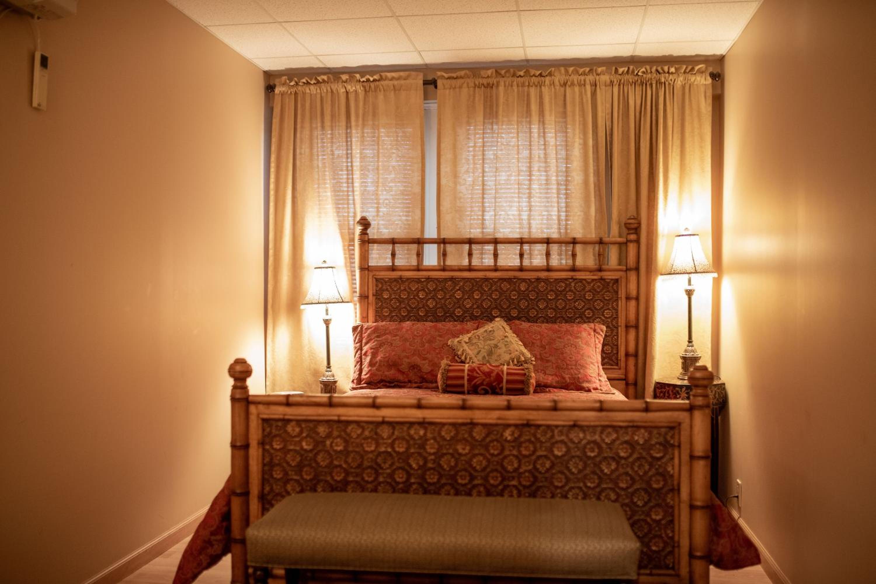 Queen Suite - Photo 8