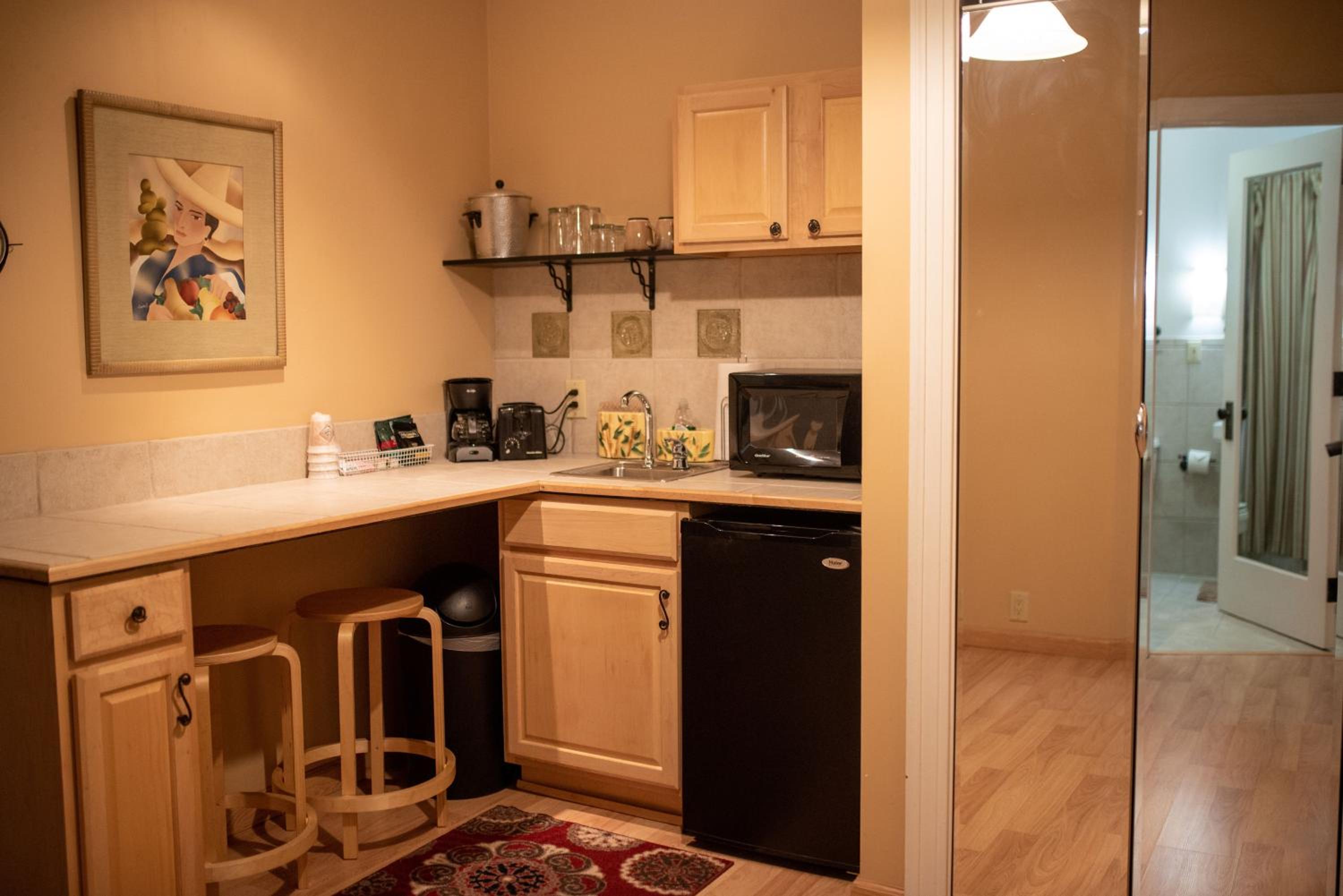 Queen Suite - Photo 3