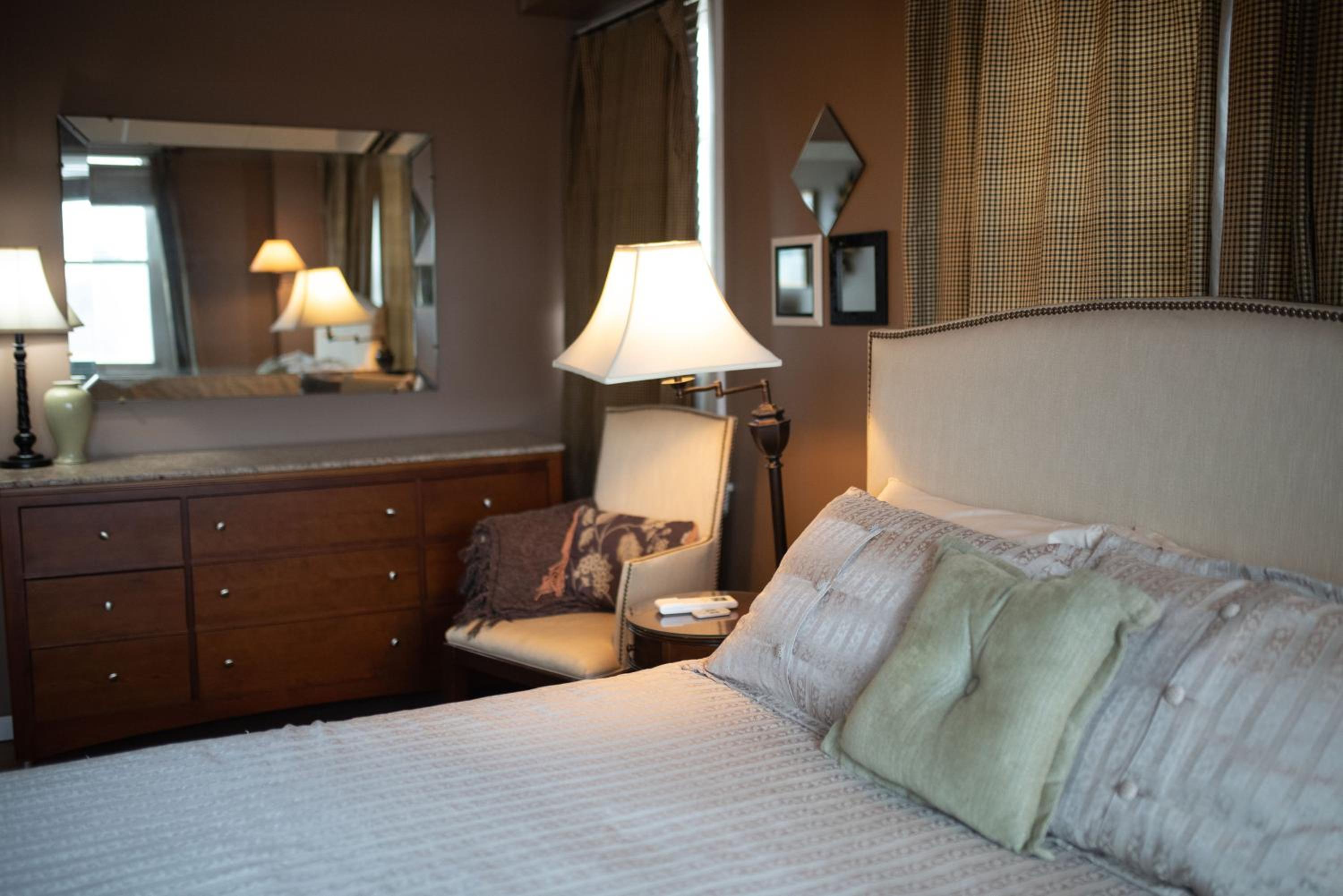 Deluxe Queen Suite - Photo 1