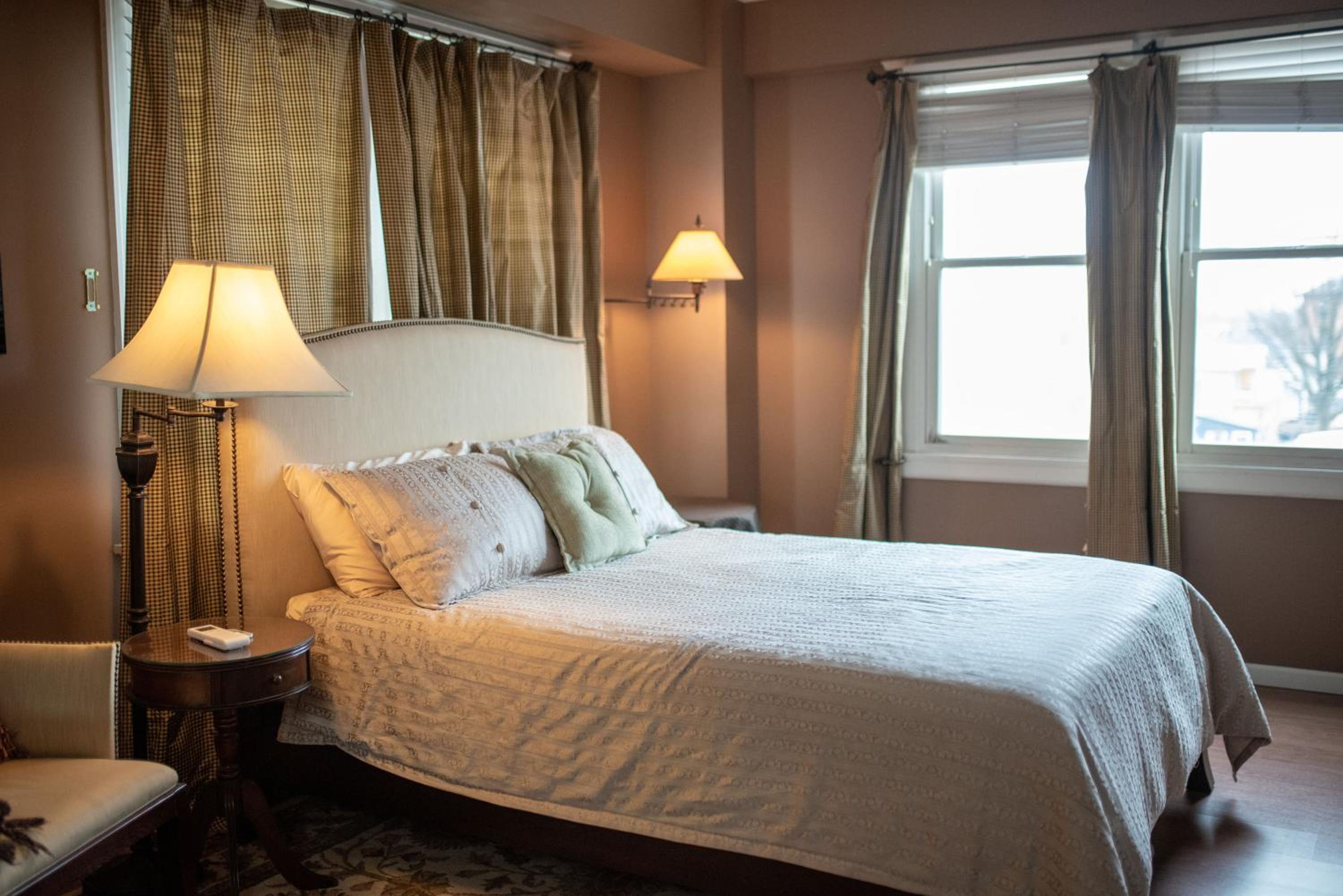 Deluxe Queen Suite - Photo 6