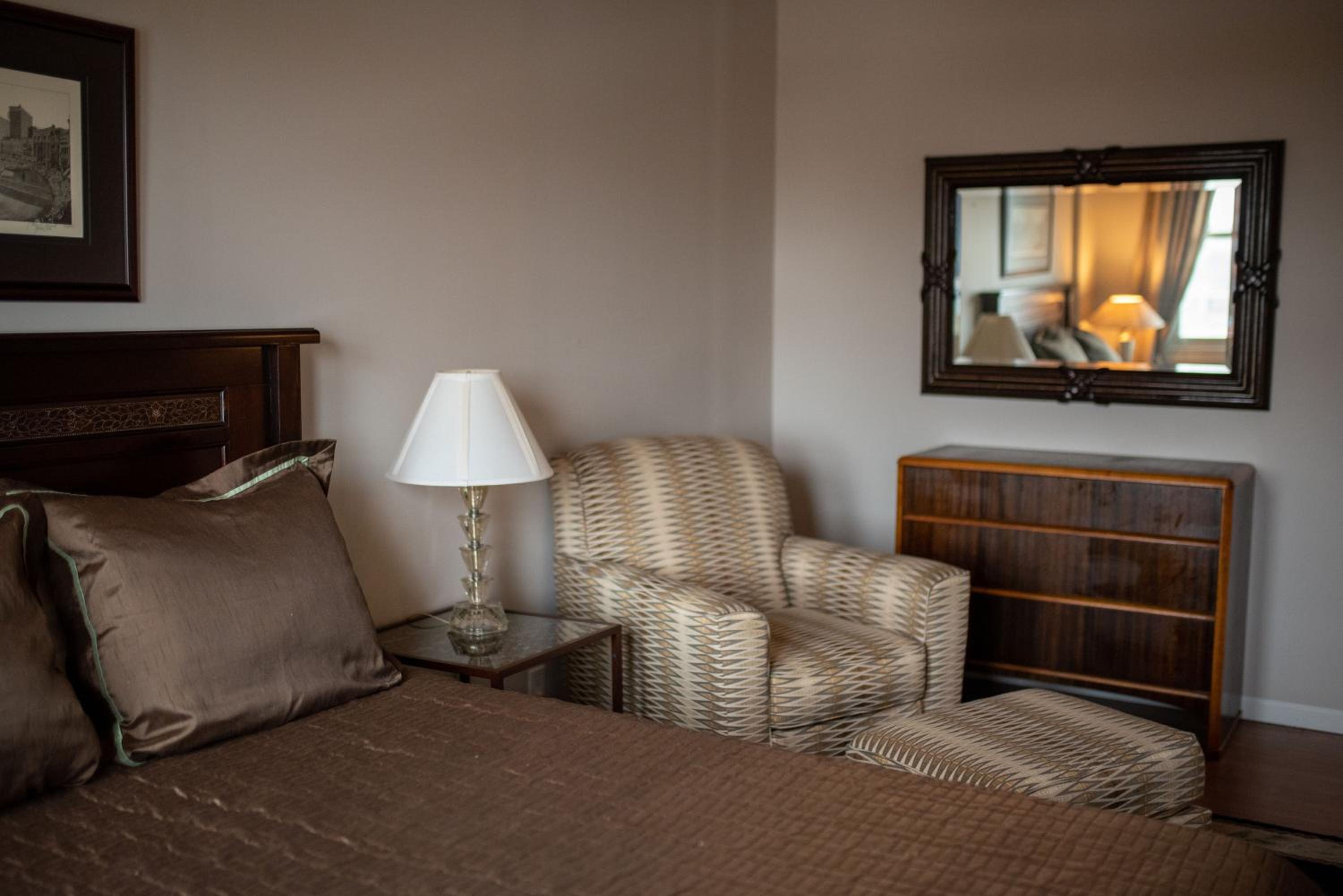 Deluxe Queen Suite - Photo 11