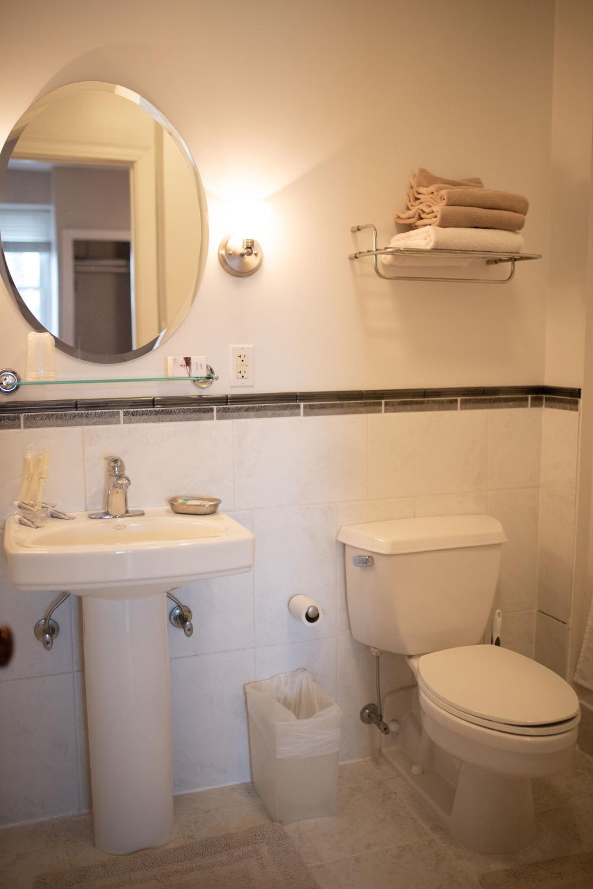 Deluxe Queen Suite - Photo 10