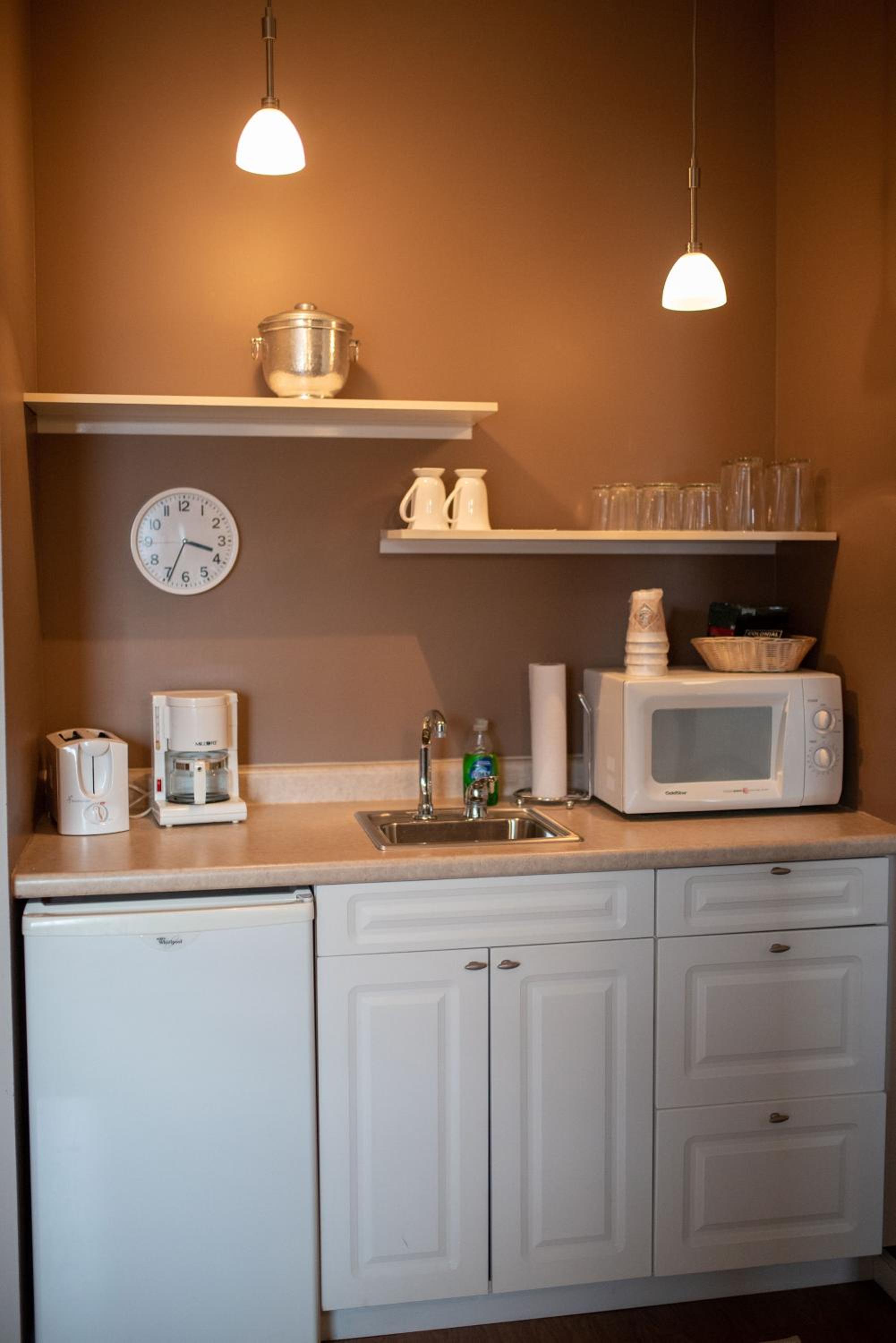 Deluxe Queen Suite - Photo 9