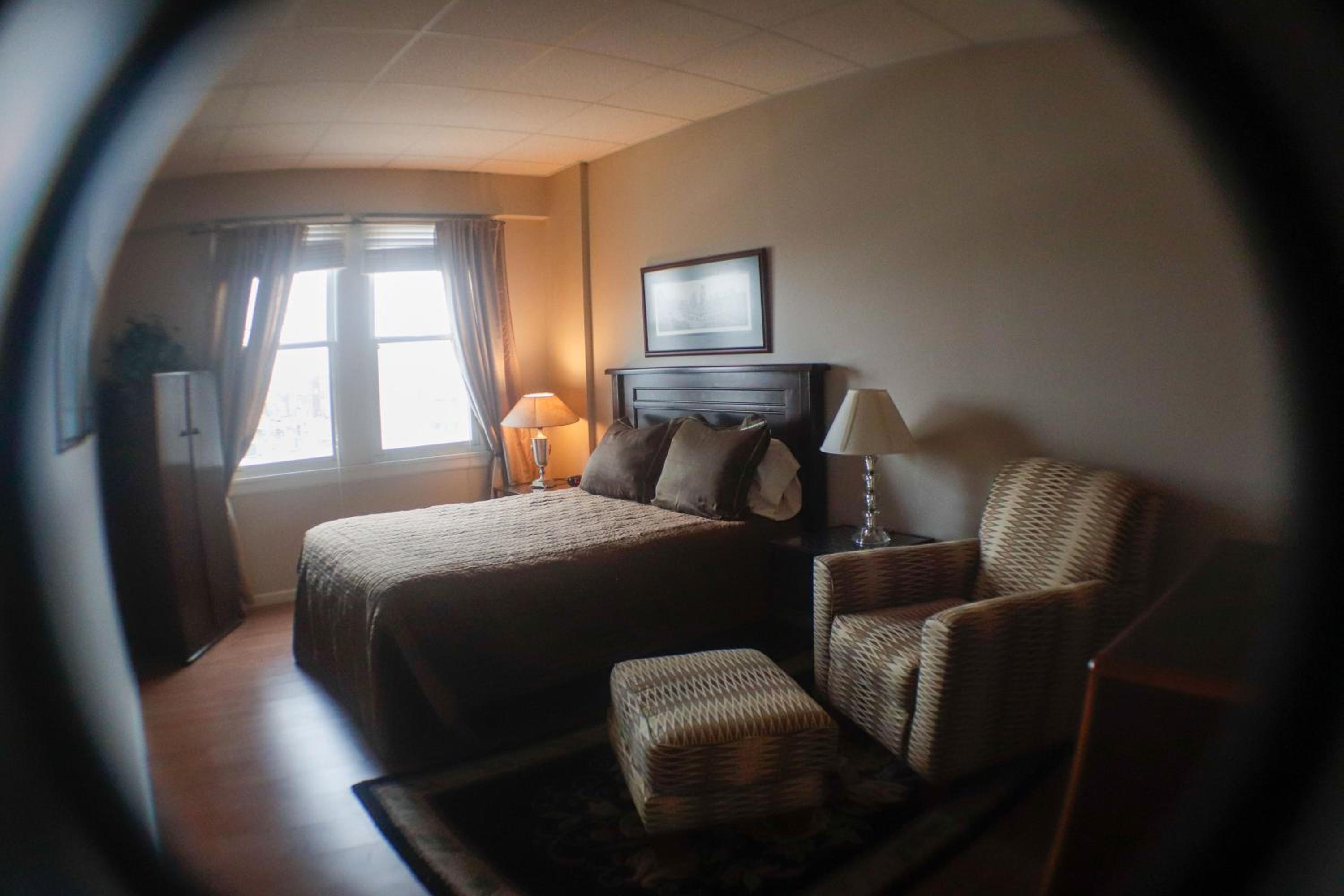 Deluxe Queen Suite - Photo 5