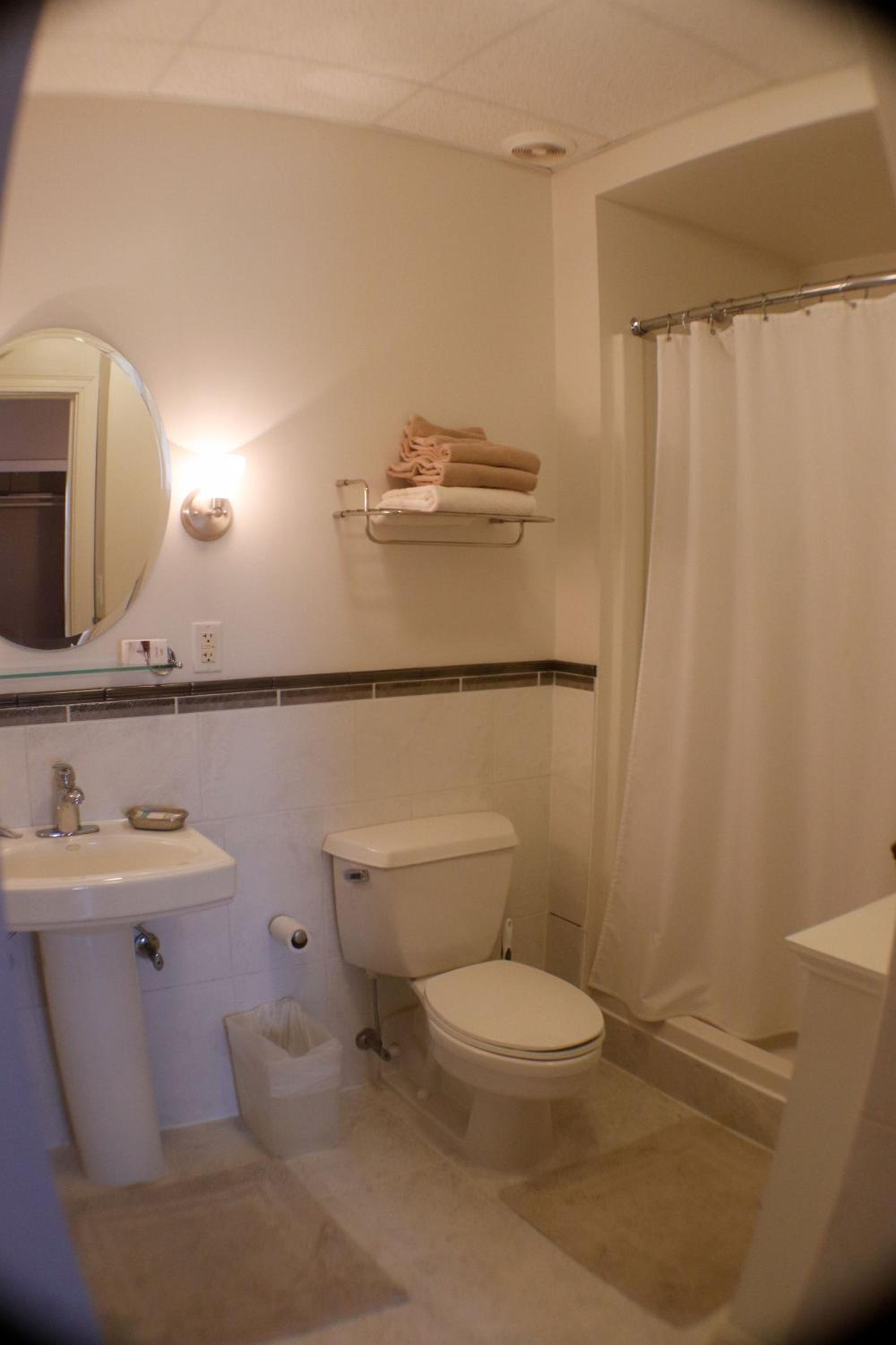 Deluxe Queen Suite - Photo 2