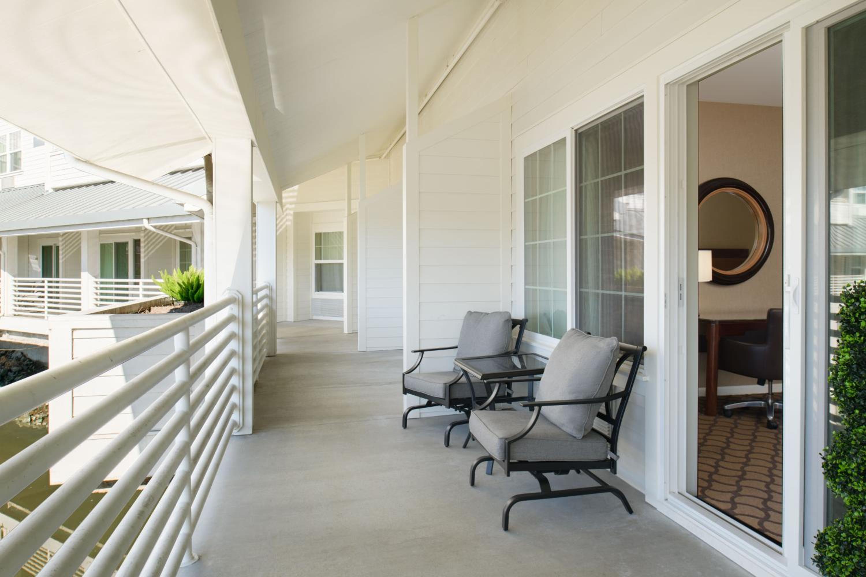 Deluxe King Room with Patio and Marina View - Photo 11