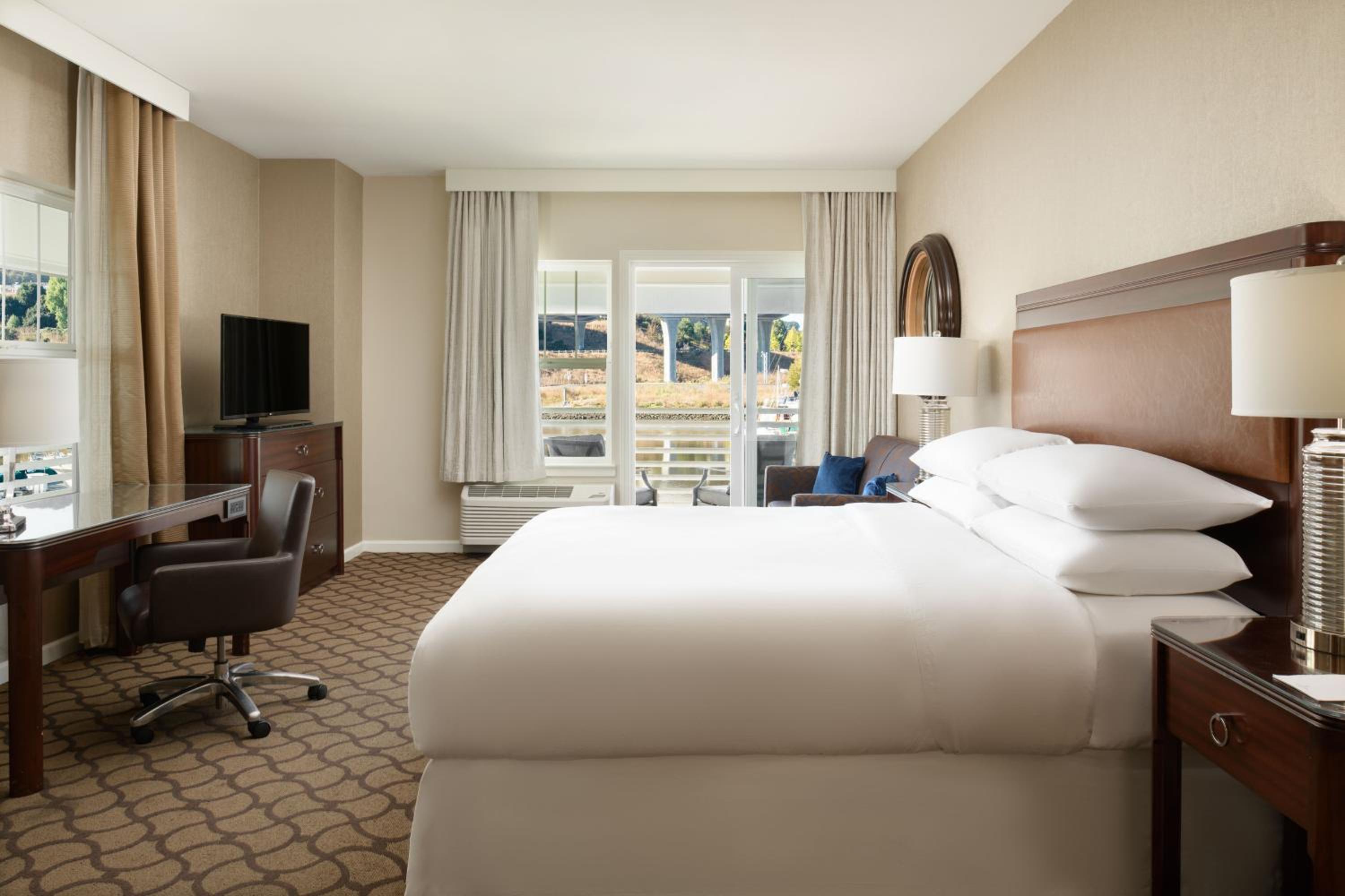 Corner King Room - Photo 1