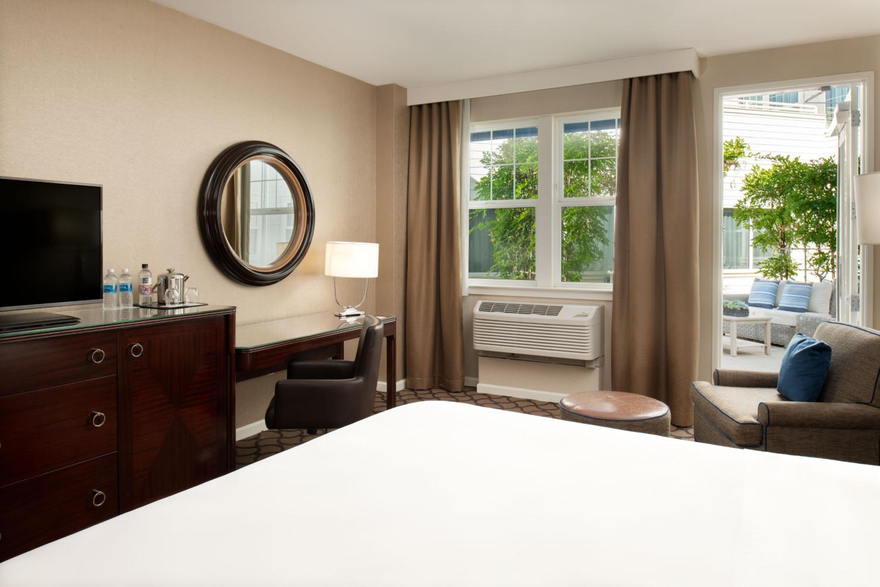 Deluxe King Room with Garden View - Photo 7