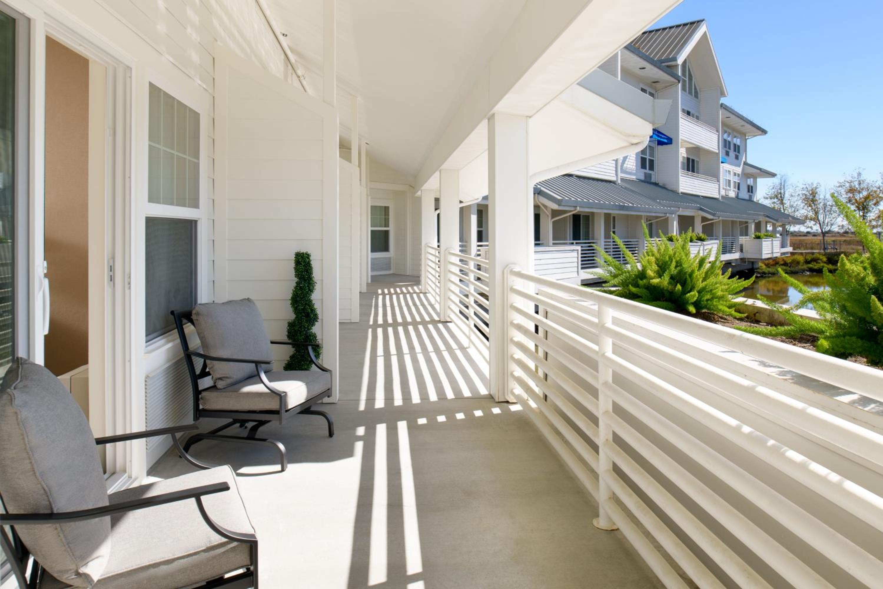 Deluxe King Room with Patio and Marina View - Photo 10