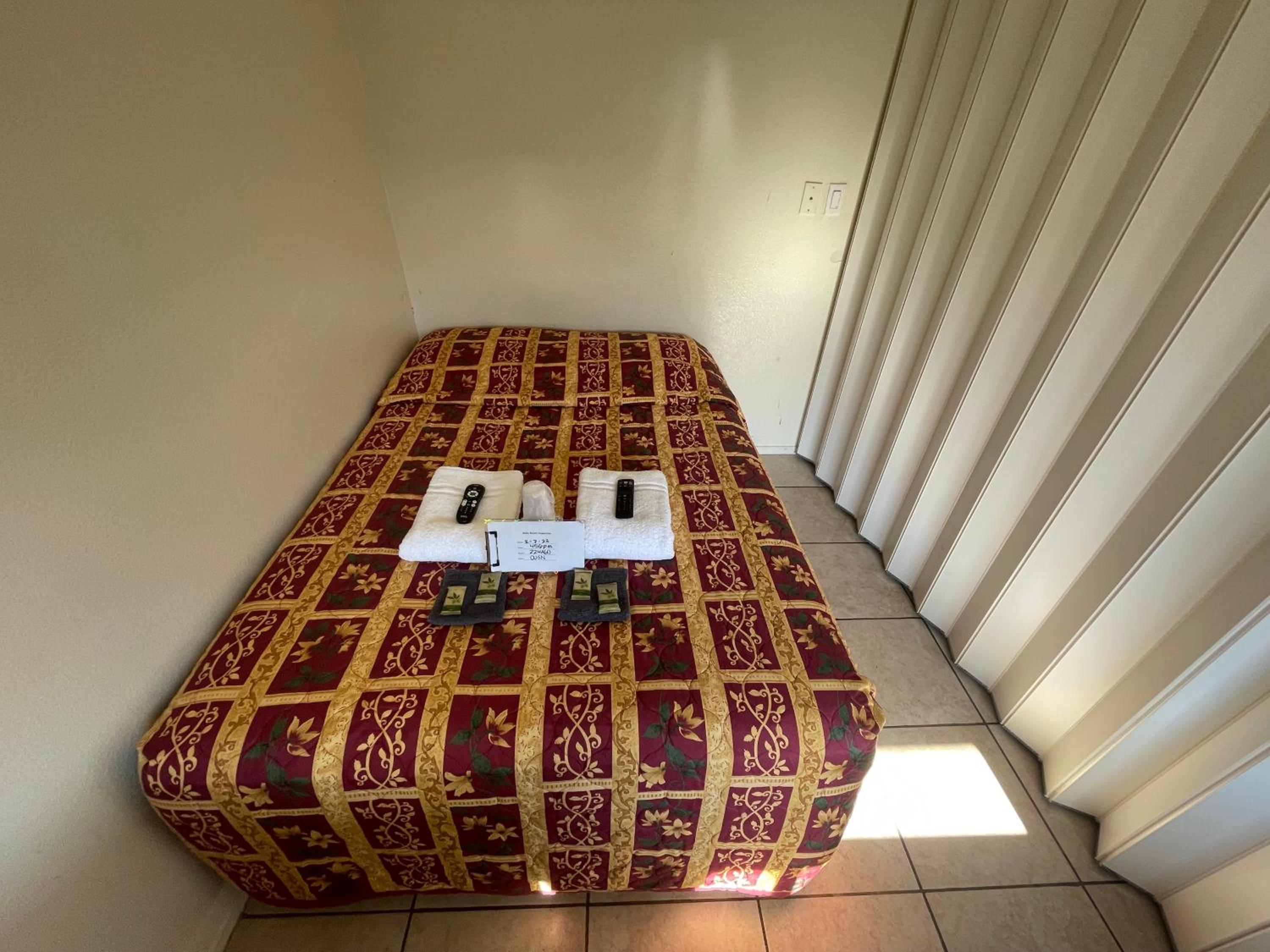 Double or Twin Room with Shared Bathroom photo 2