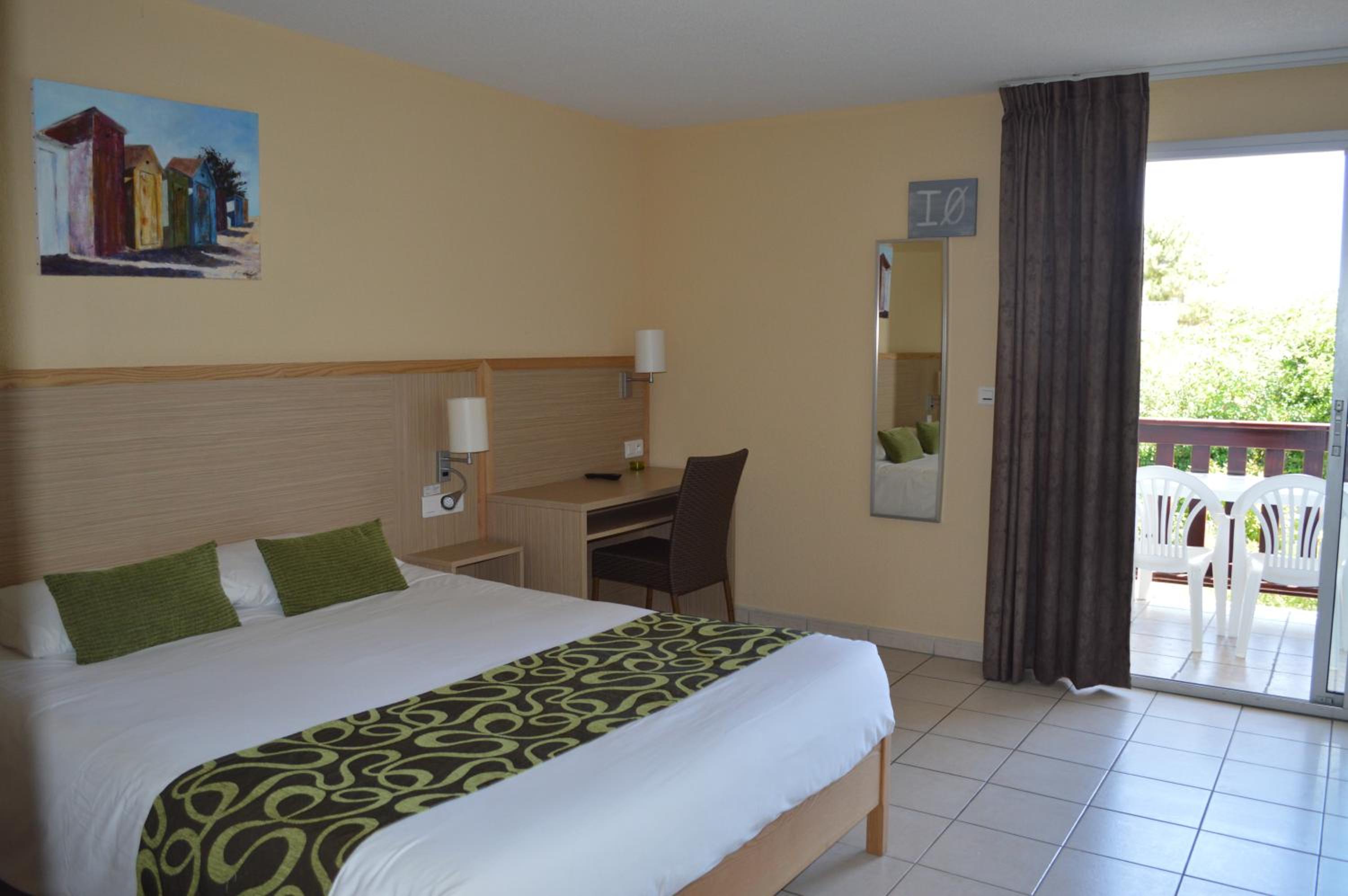Family Suite (2 Adults + 2 Children)