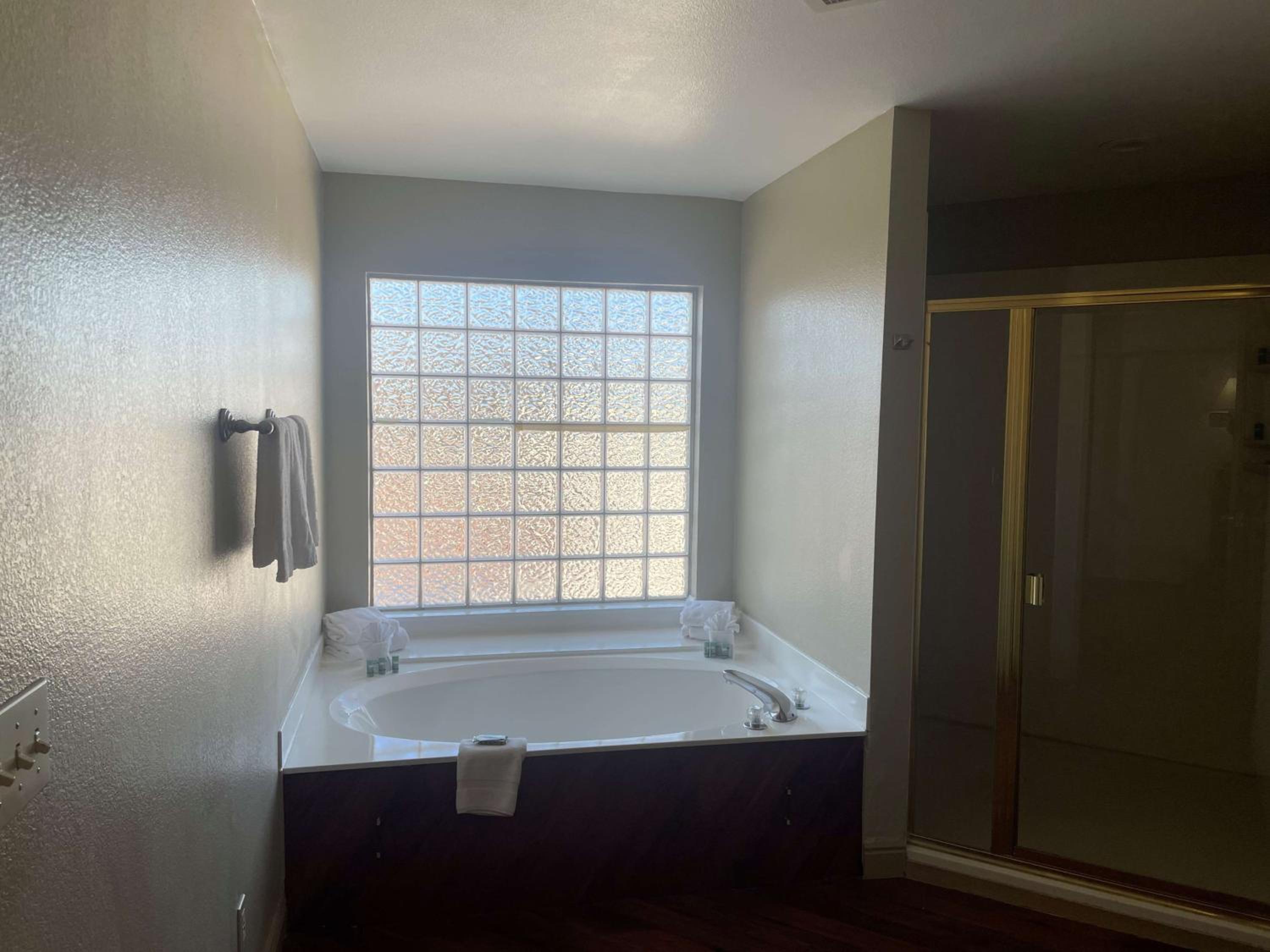 King Suite with Soaking Tub - Photo 15