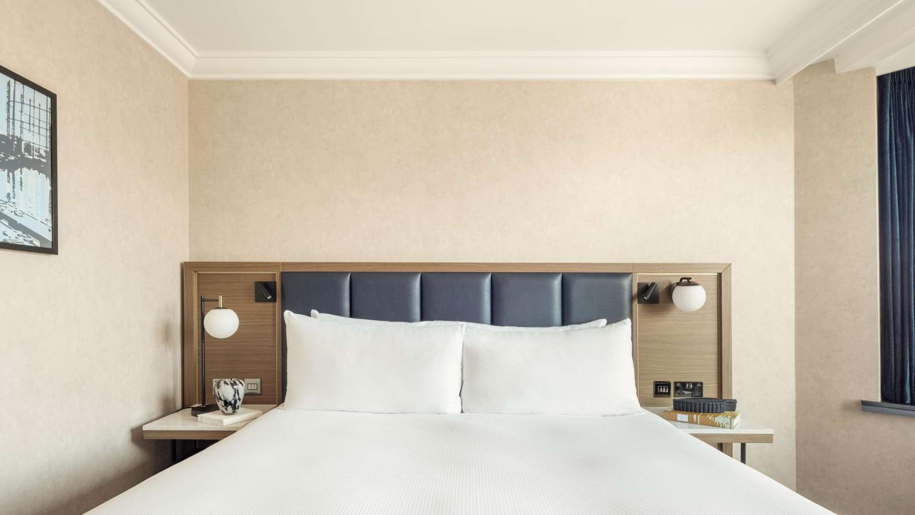 One-Bedroom Executive King Suite thumbnail 5