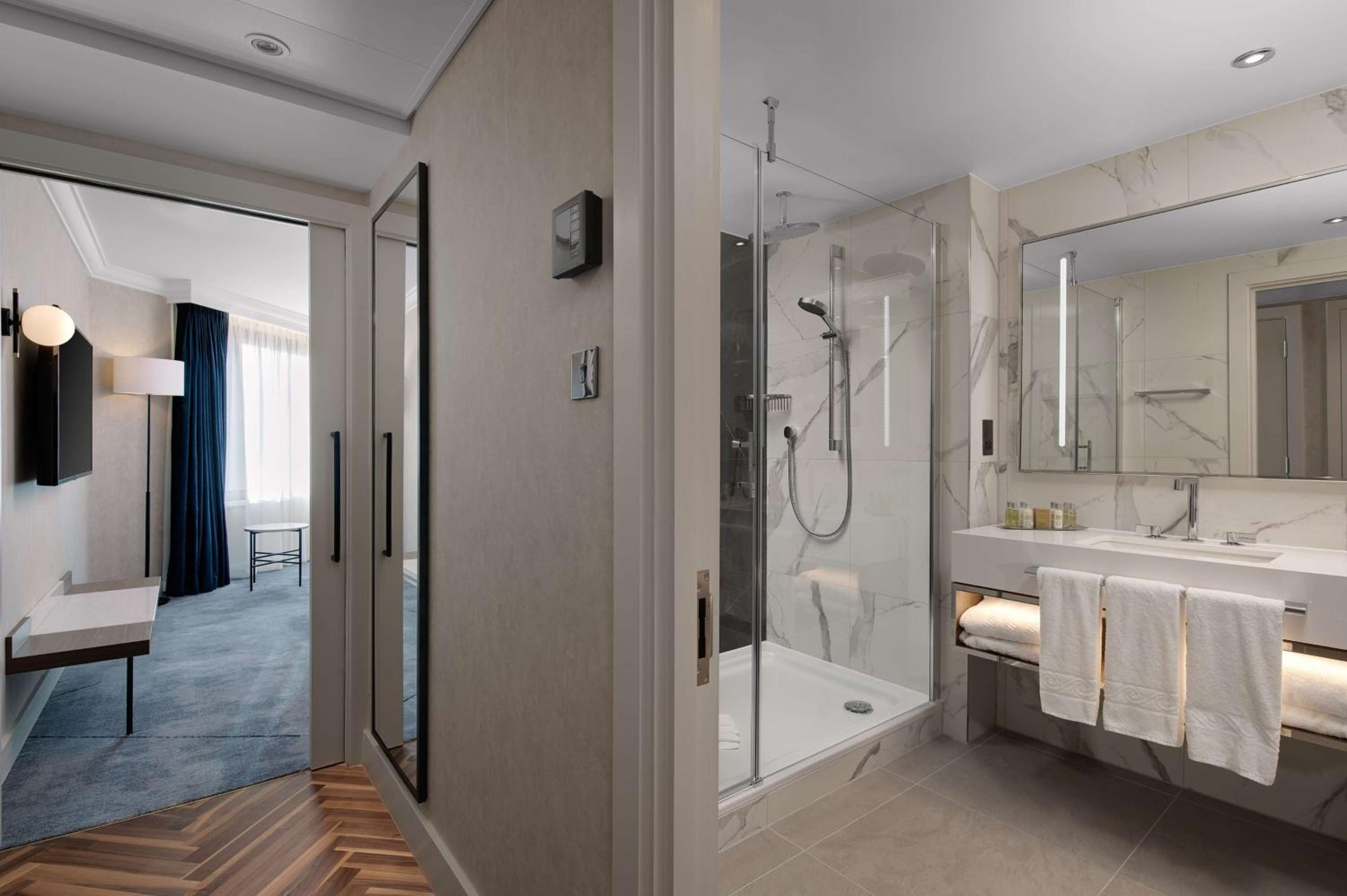 One-Bedroom Deluxe King Suite
