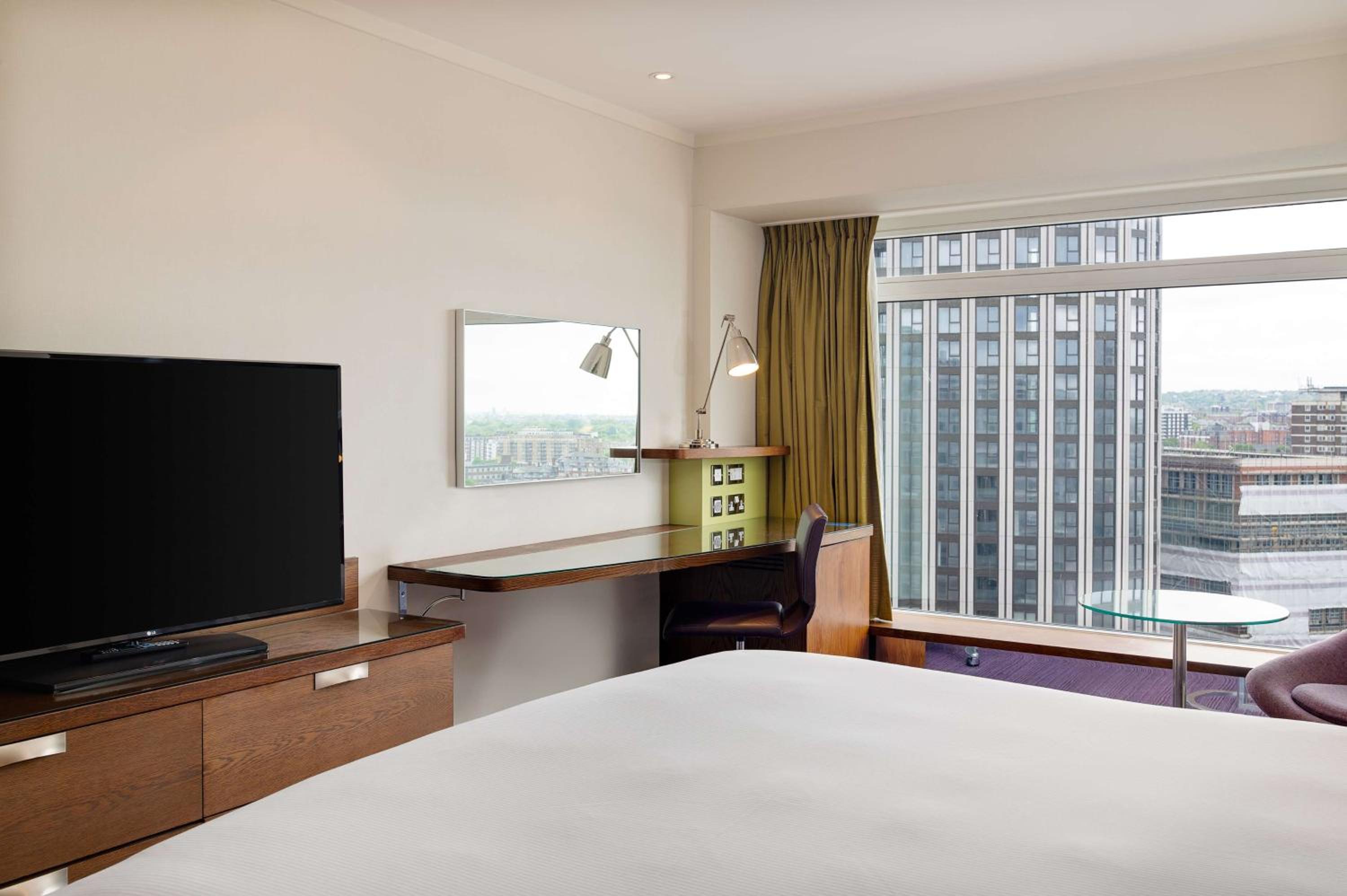 Superior King Room thumbnail 5