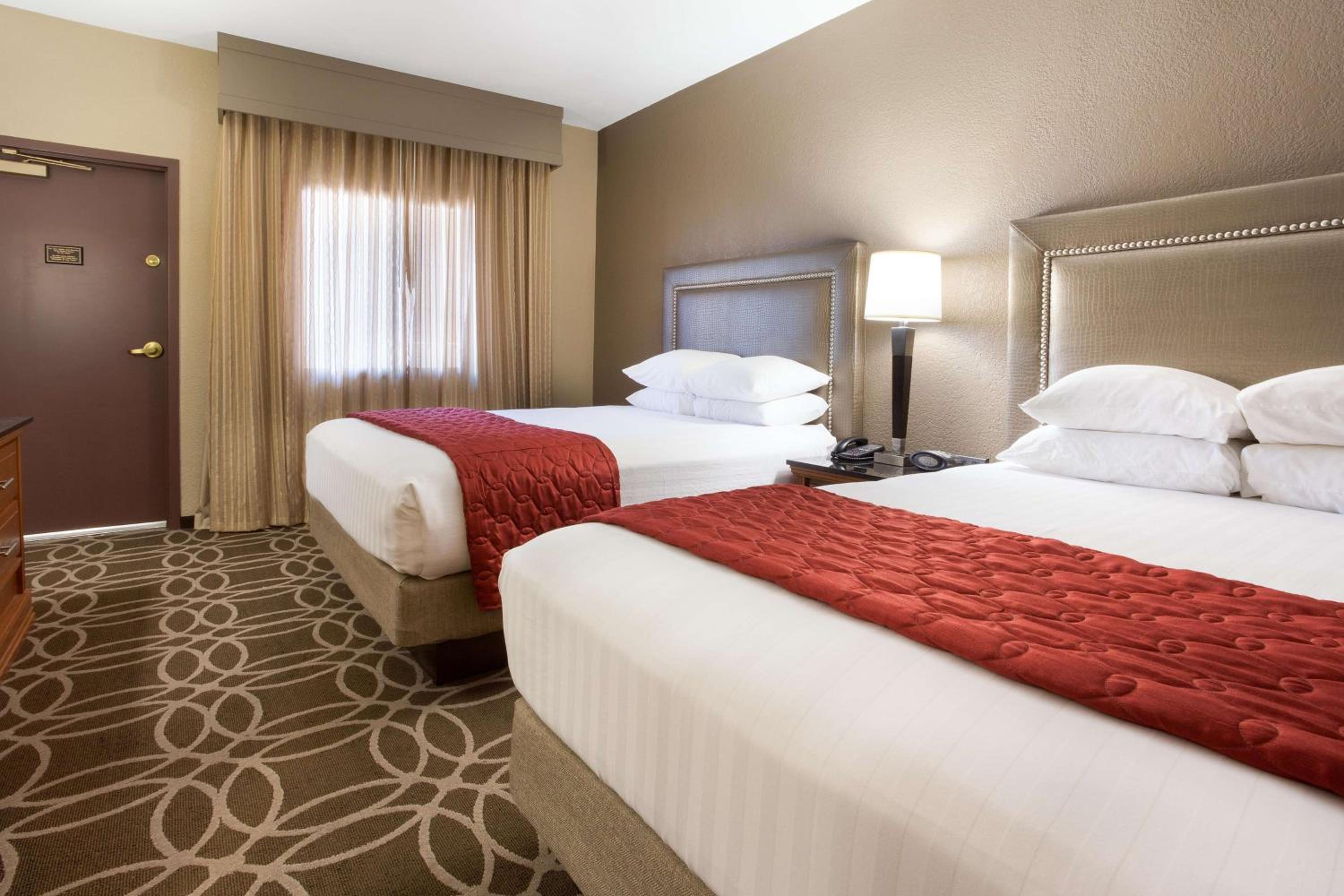 Queen Suite with Two Queen Beds with Sofa Bed - Photo 3
