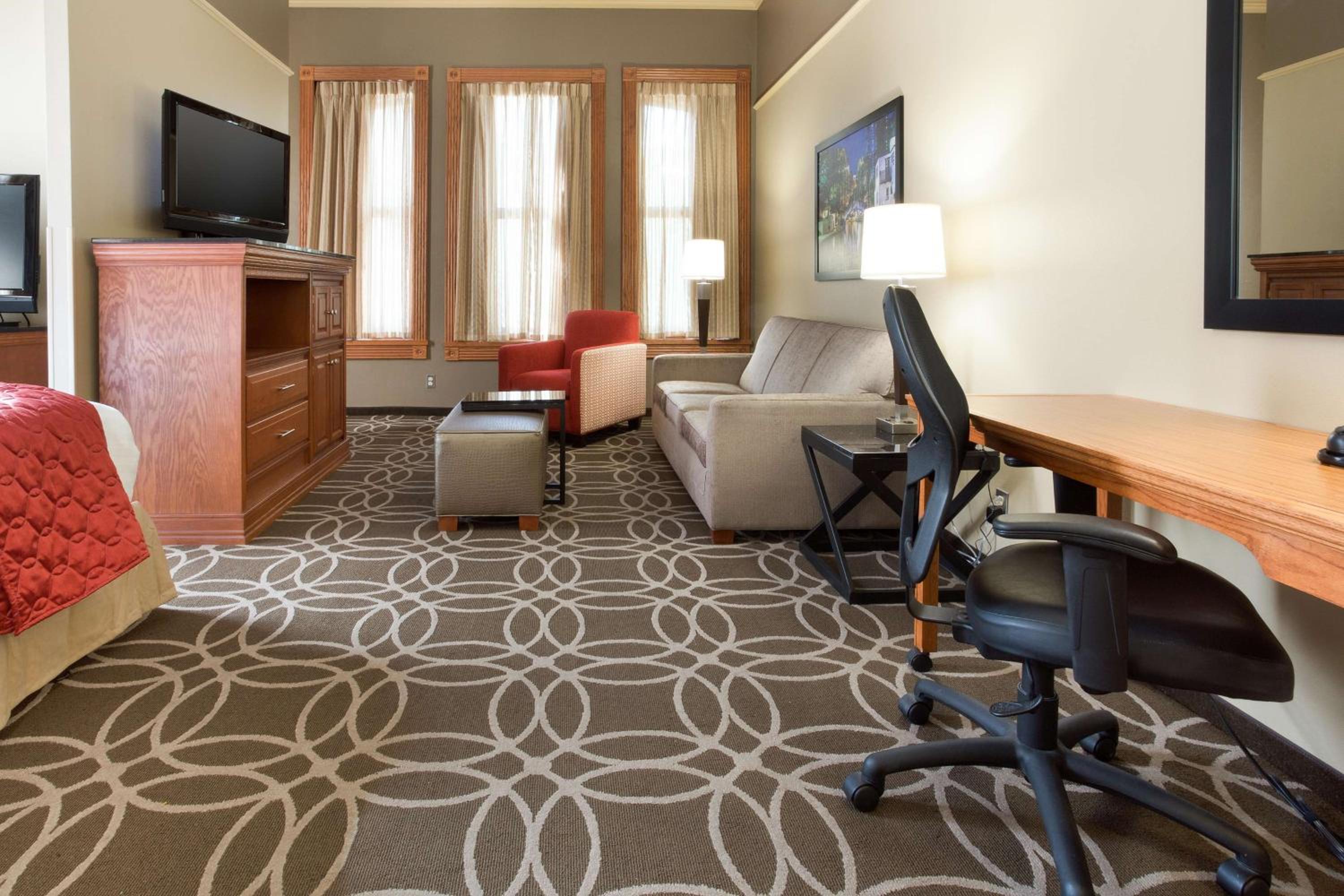 Deluxe King Room with Sofa Bed - Accessible, Tub - Photo 2