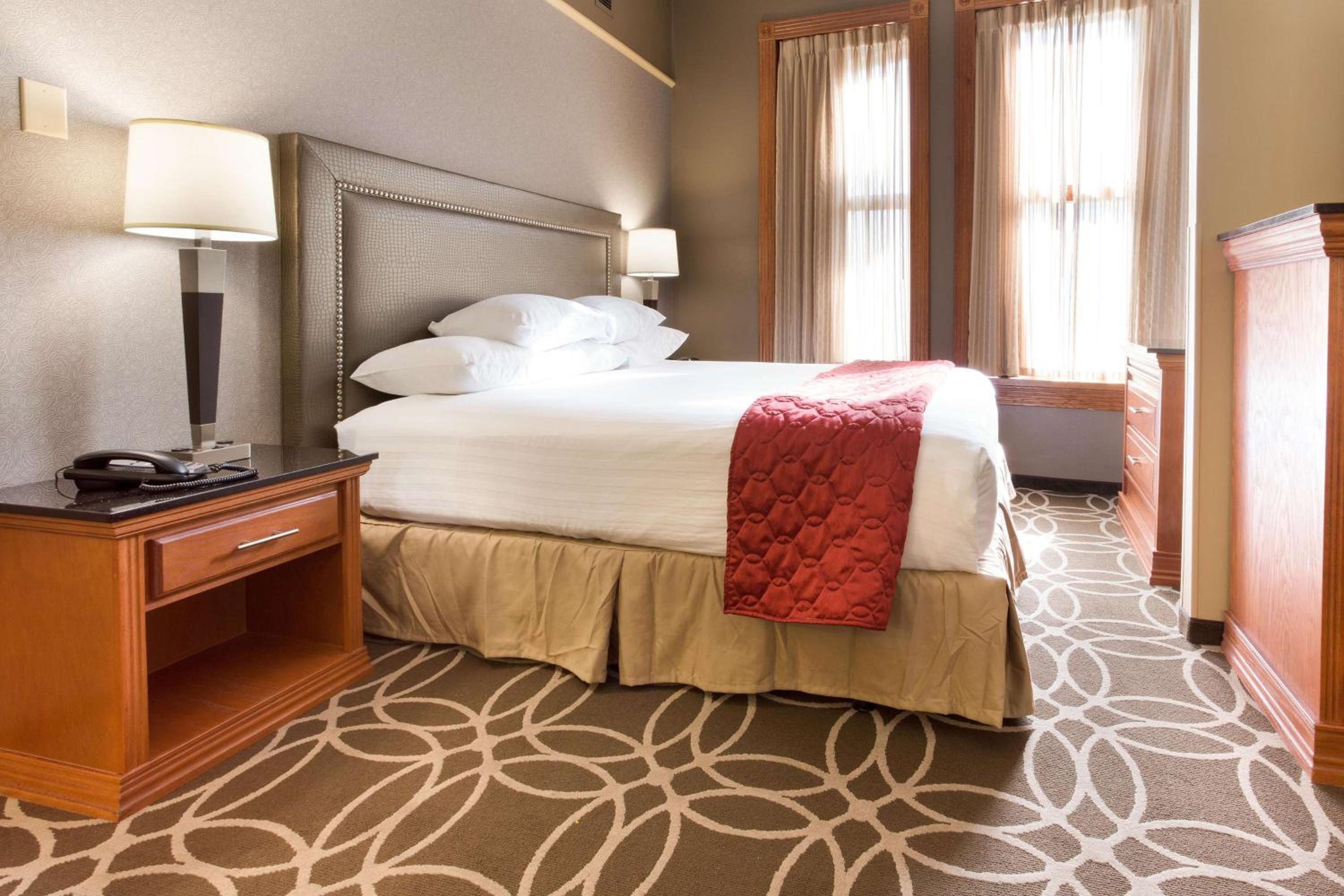Deluxe King Room with Sofa Bed - Accessible, Tub - Photo 1