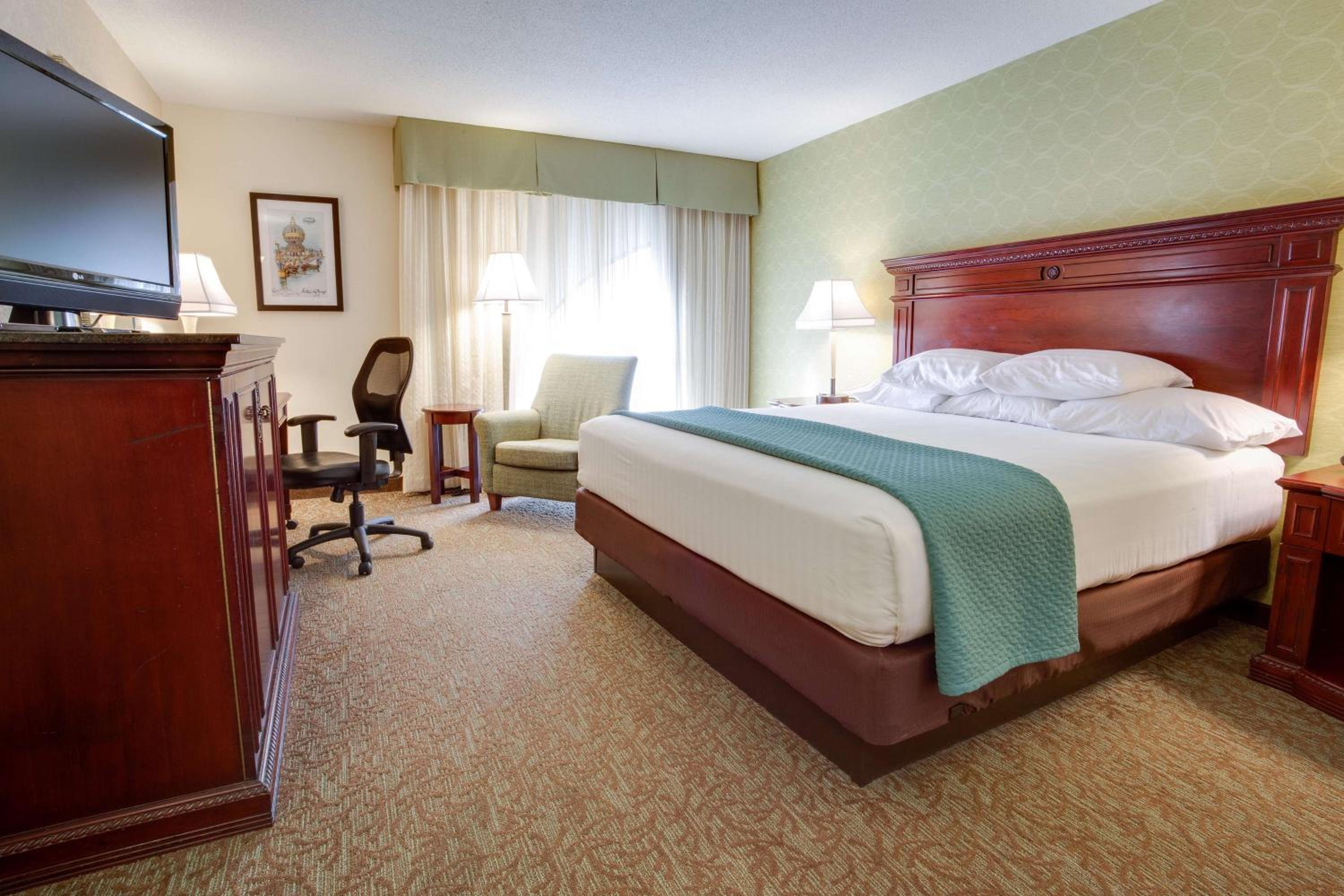 Deluxe King Room - Accessible, Roll-in Shower