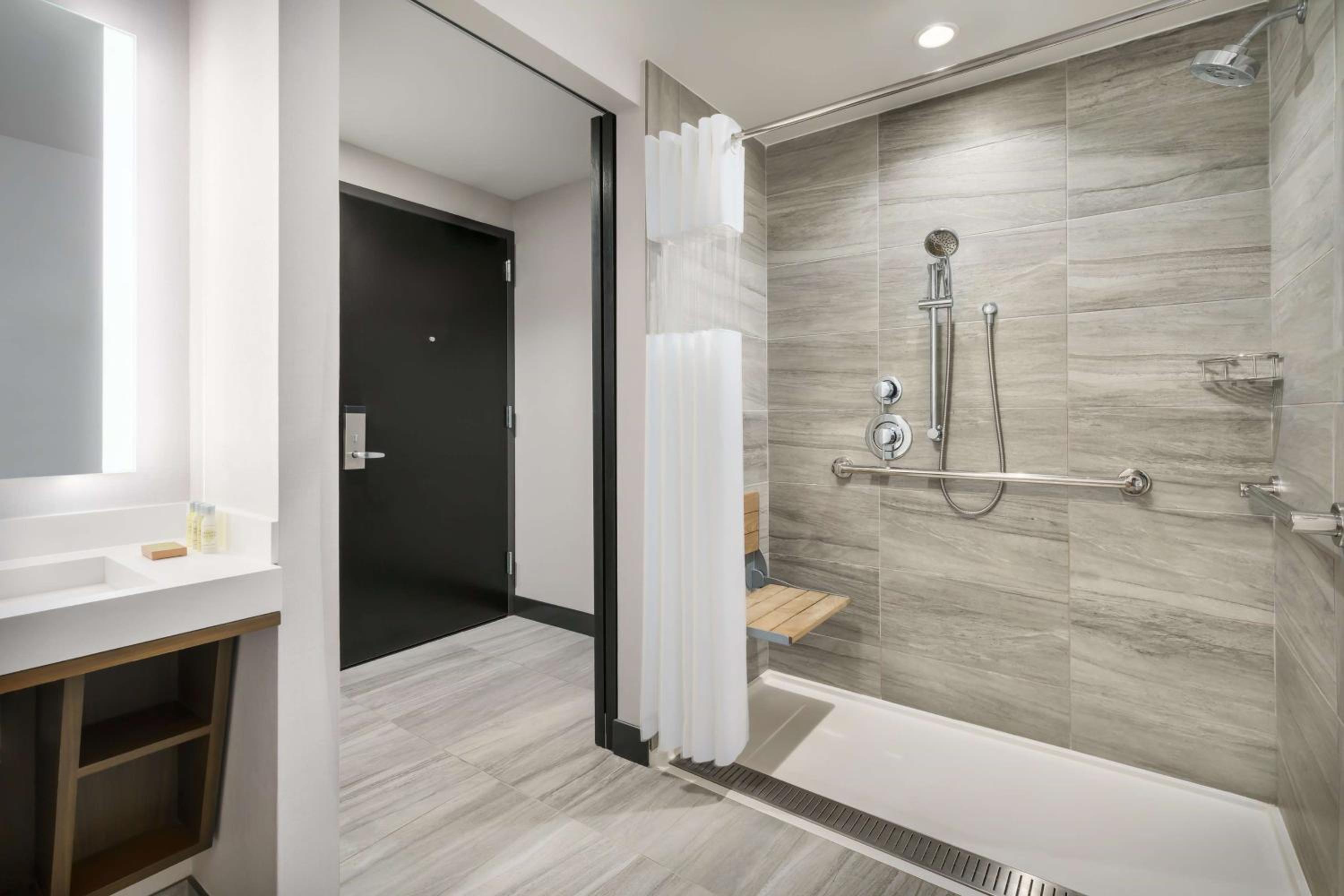 King Room with Roll-In Shower - Mobility Access - Photo 5