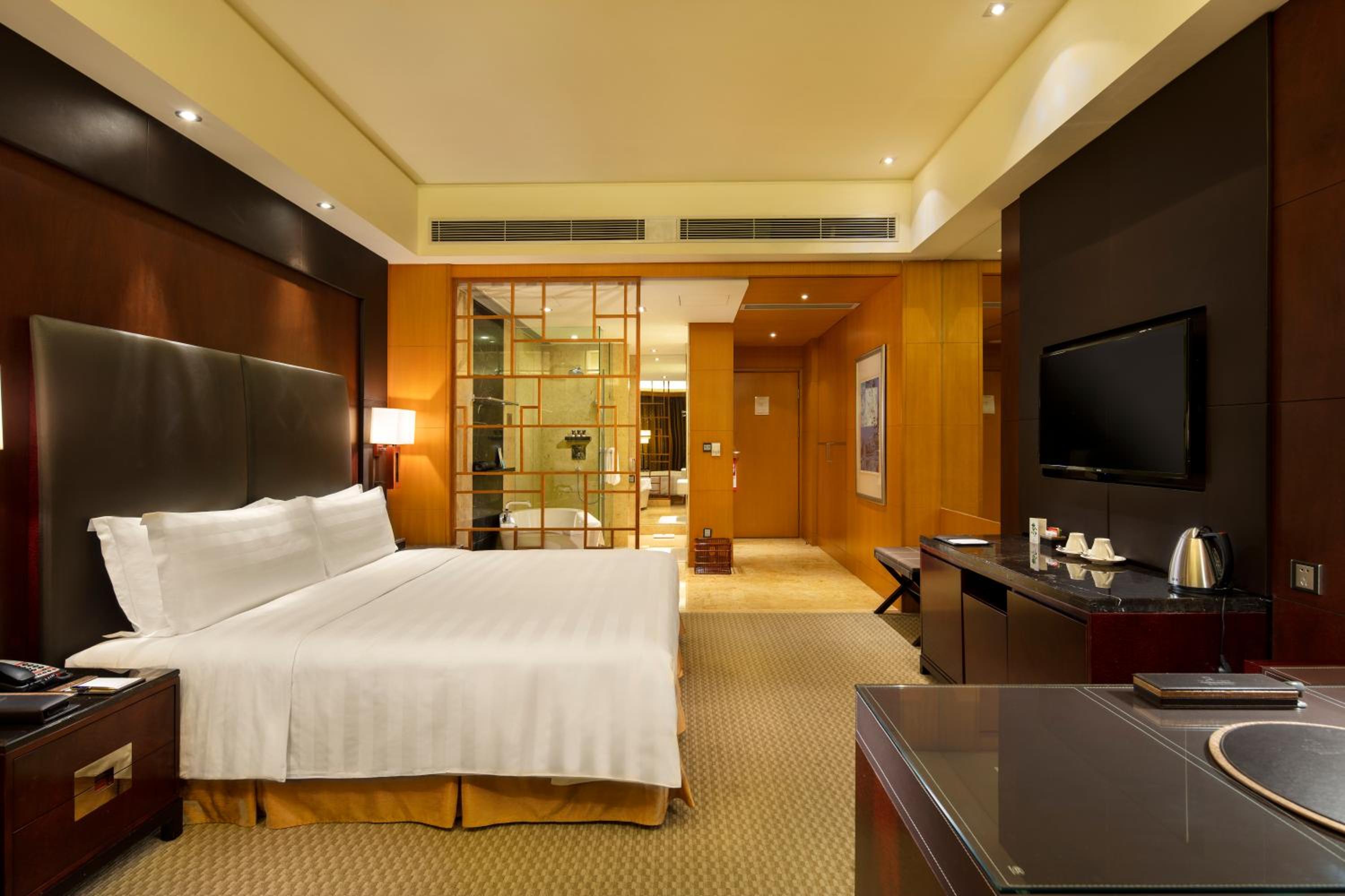 Deluxe King Room thumbnail 6