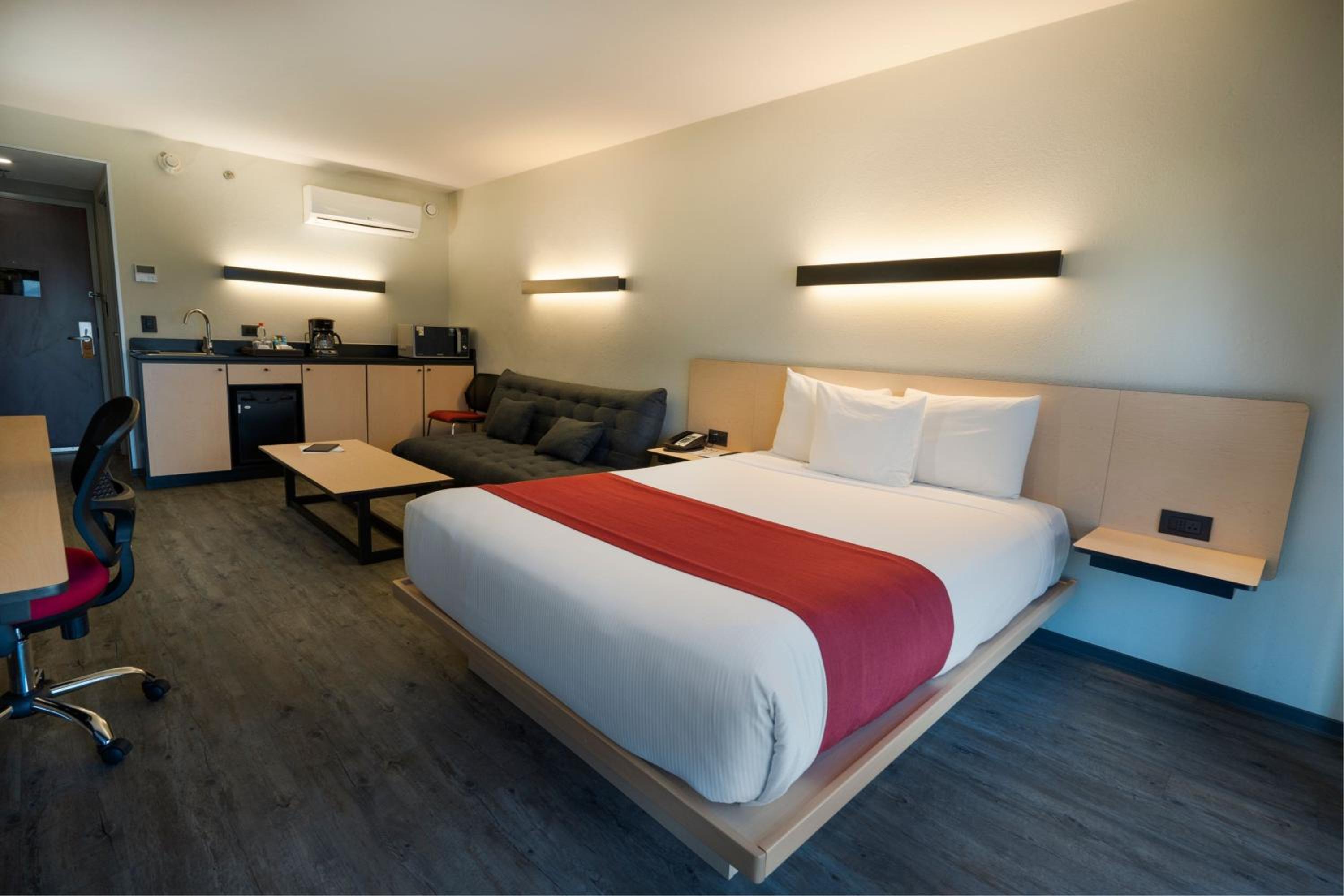 Superior Queen Room with Sofa Bed photo 3