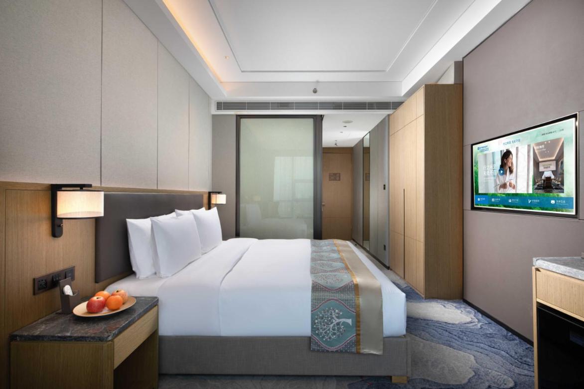 Elegant 1 King Bed Room photo 1