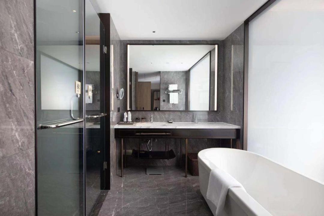 Elegant Twin Room photo 2